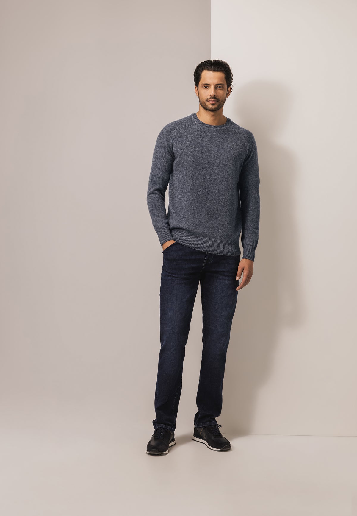 Lambswool jumper with saddle sleeves