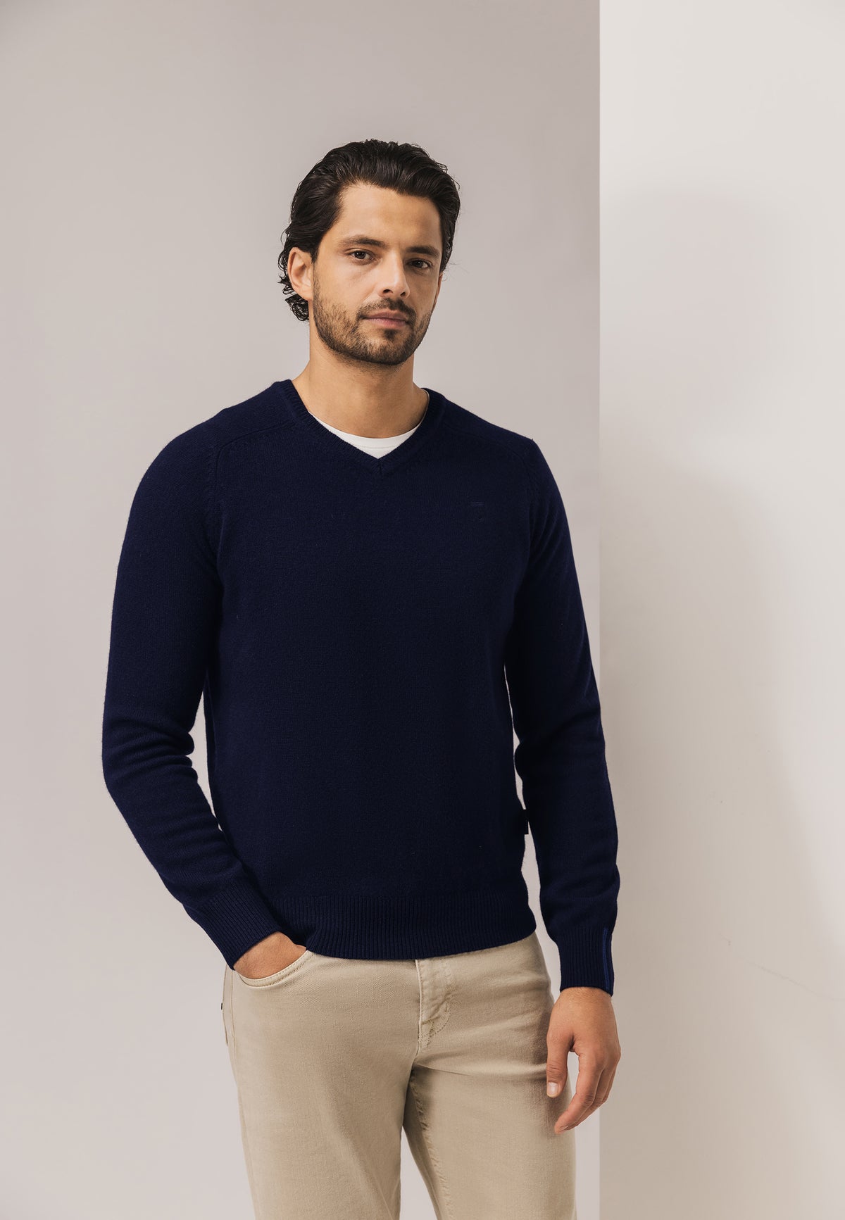 Jumper made of lambswool with V-neck