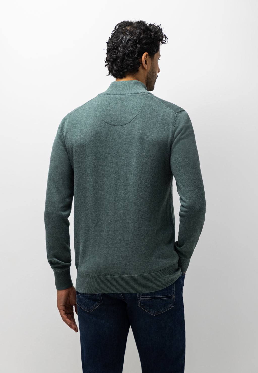 Pull avec demi-zip et broderie