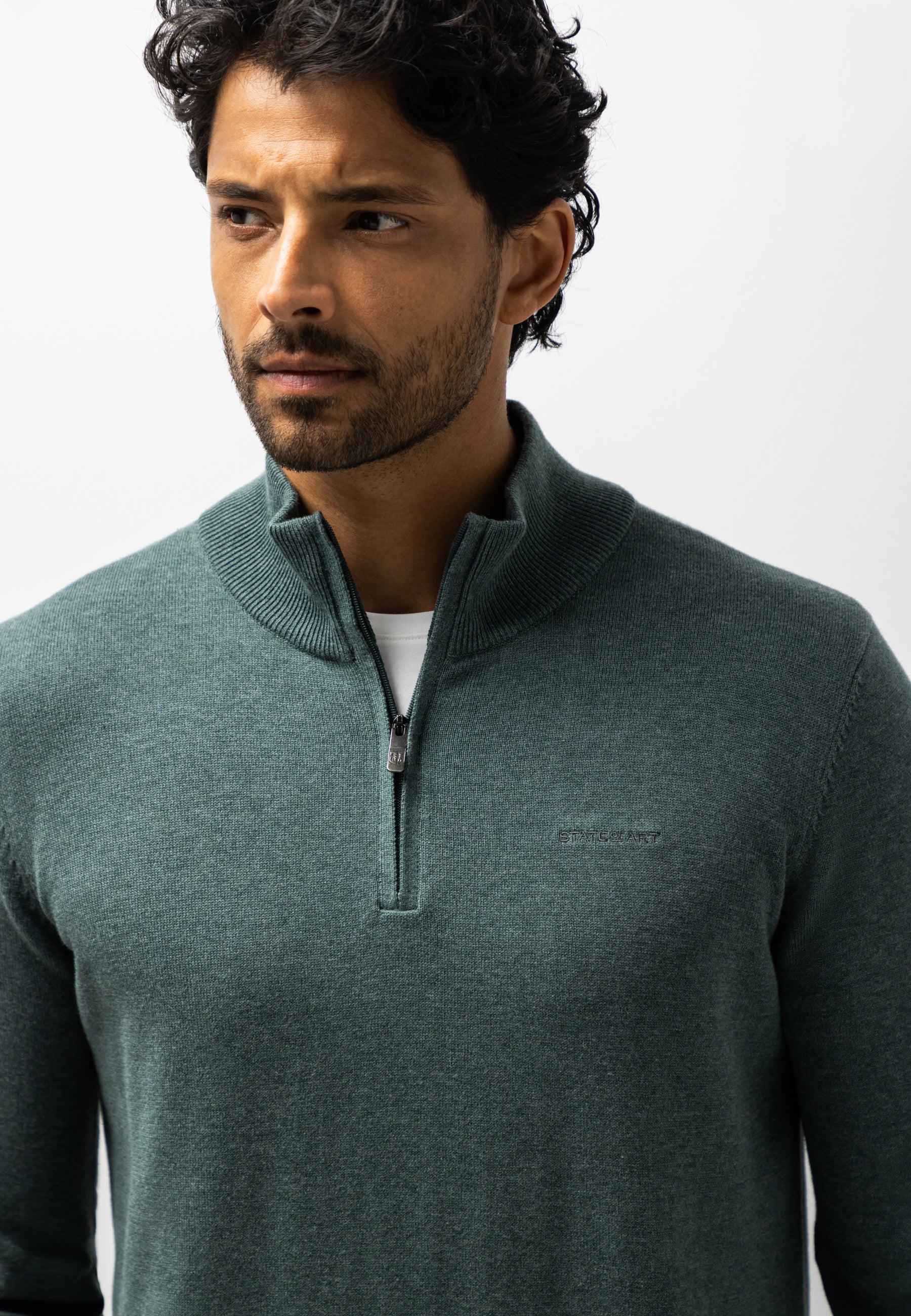 Pull avec demi-zip et broderie