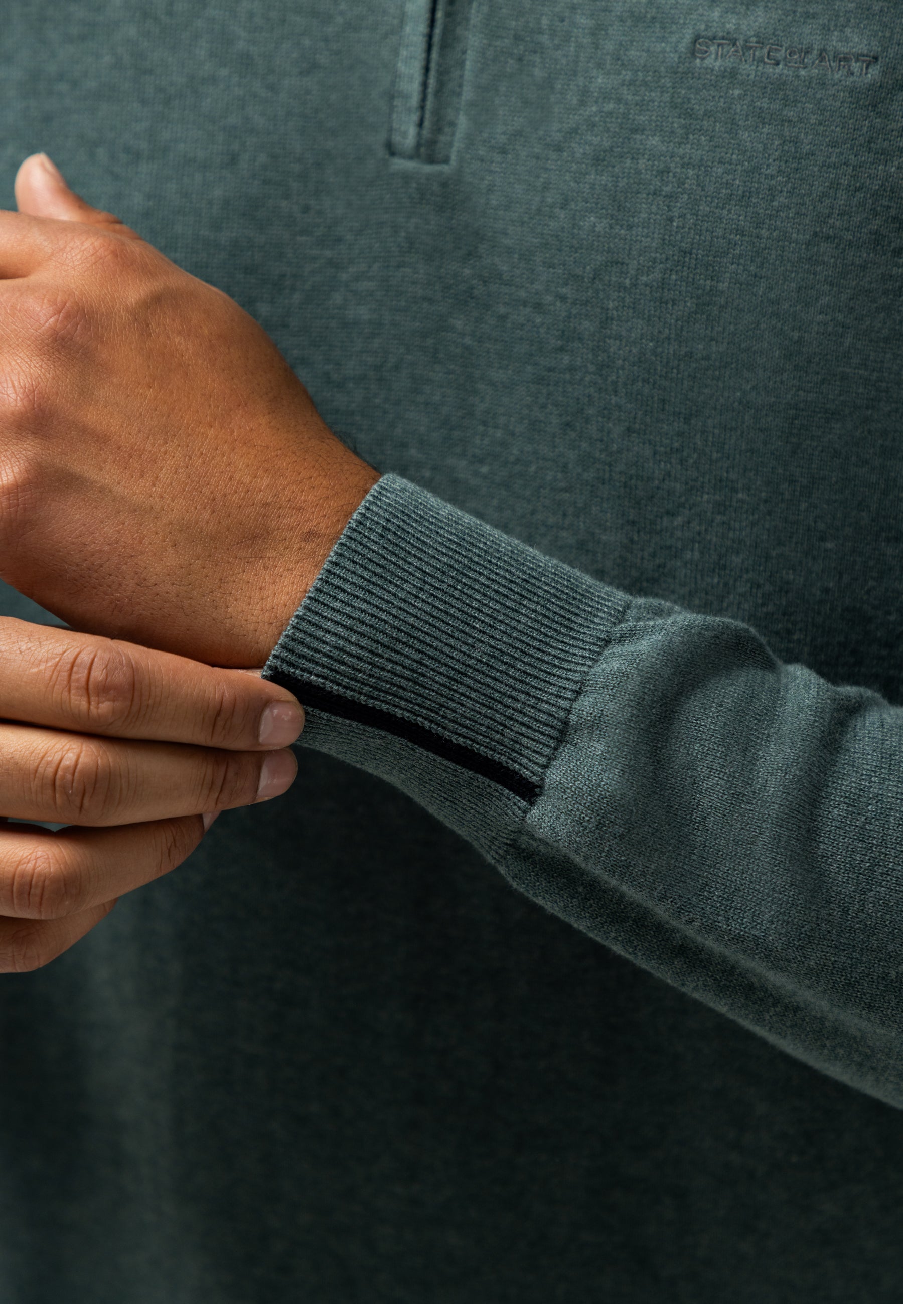 Pull avec demi-zip et broderie