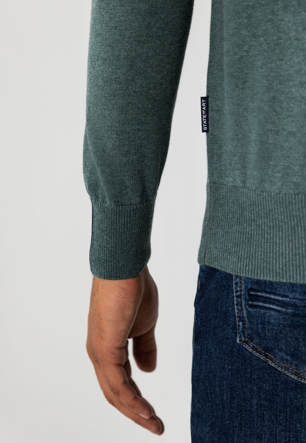 Pull avec demi-zip et broderie