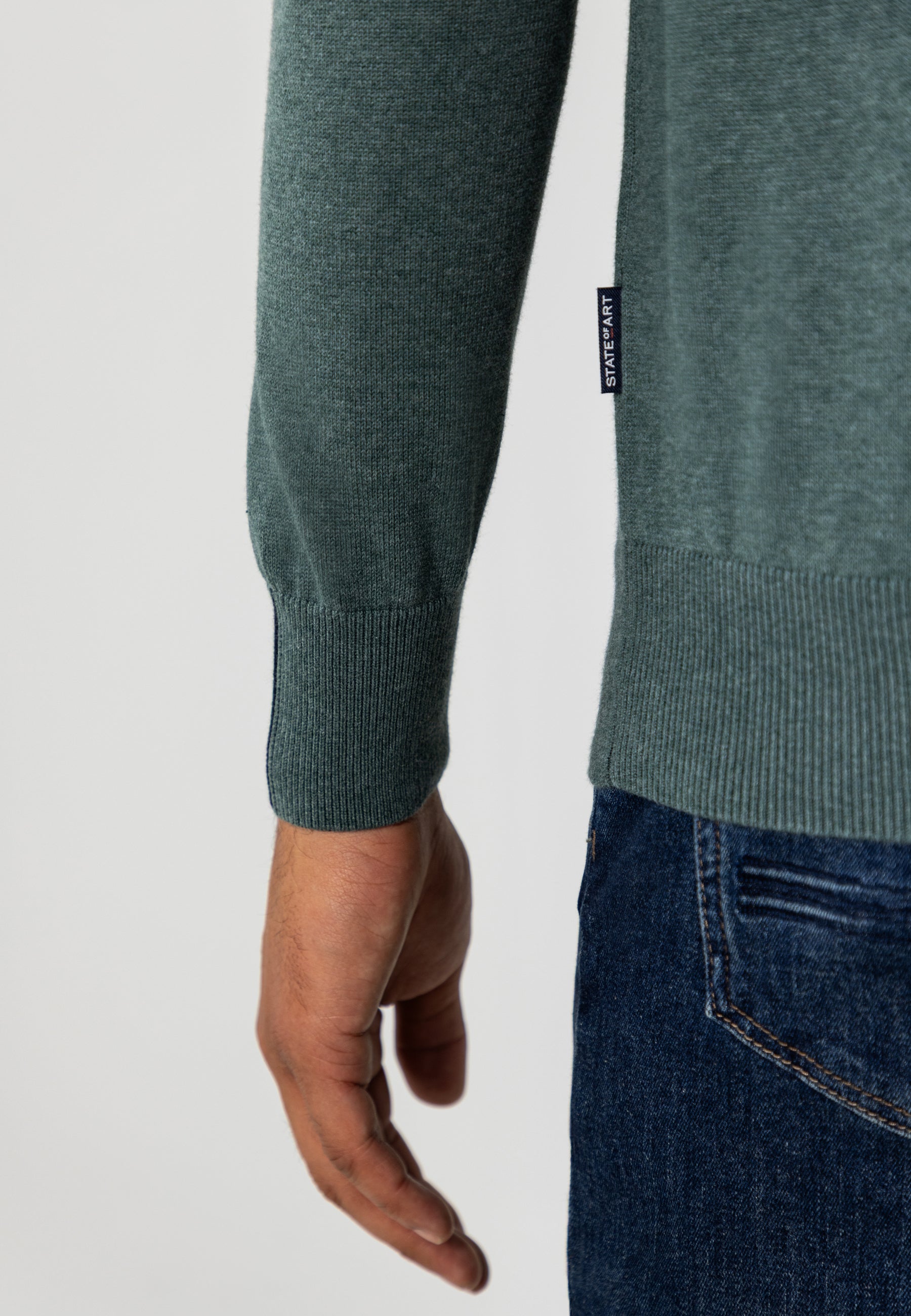 Pull avec demi-zip et broderie