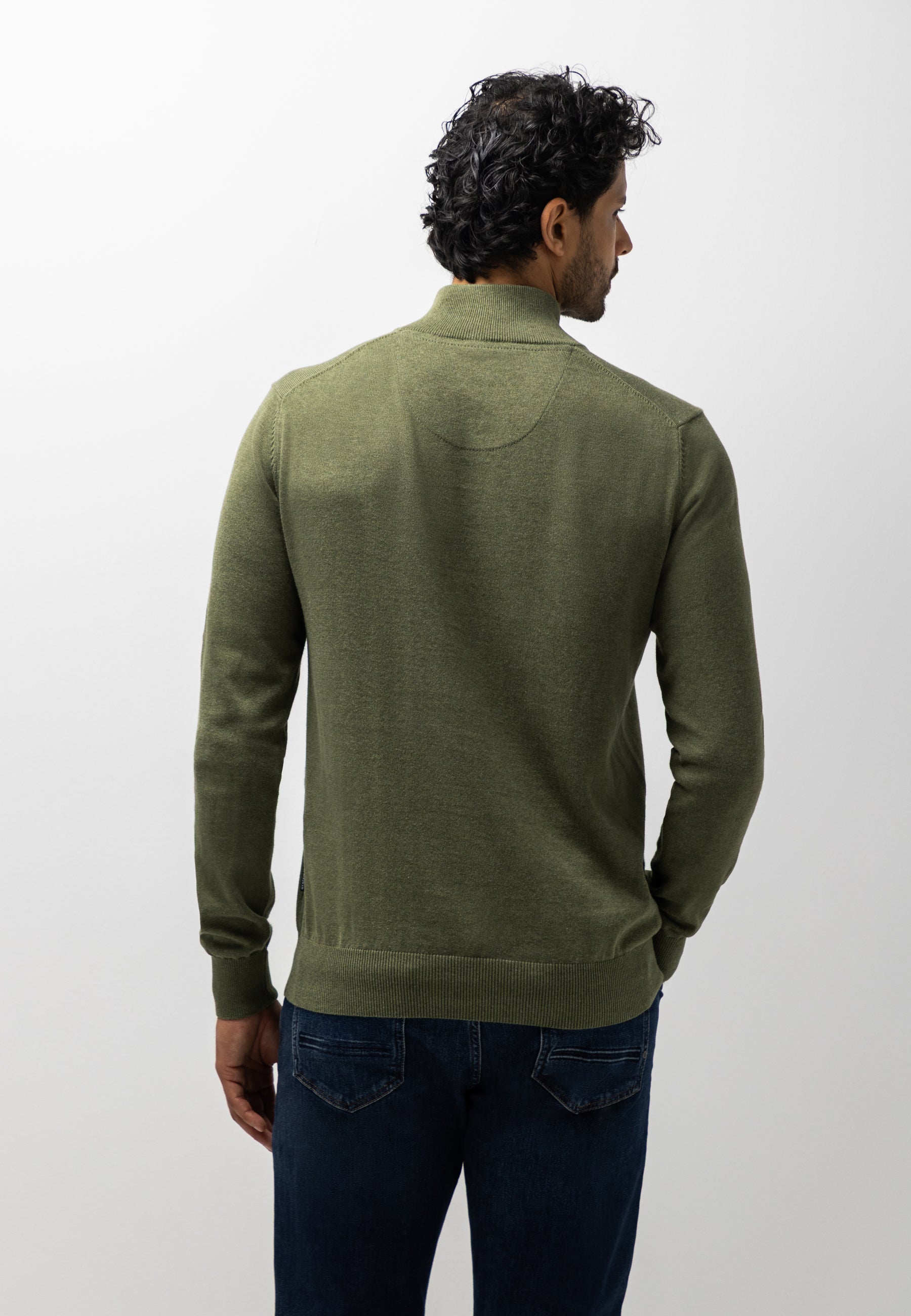 Pull avec demi-zip et broderie
