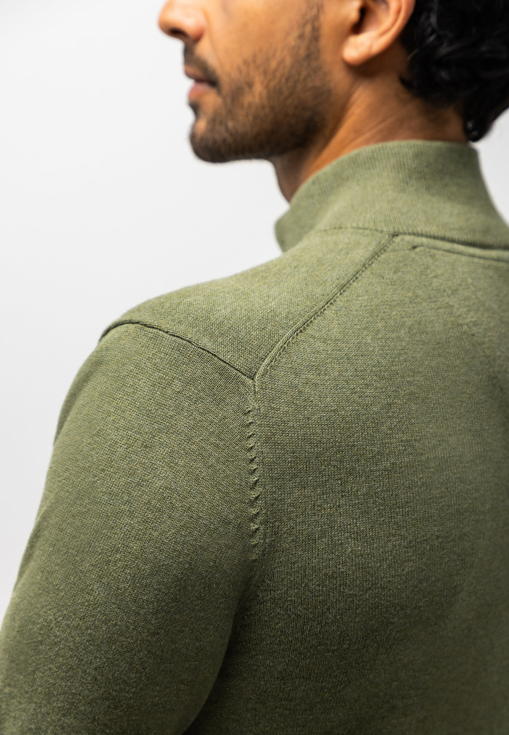 Pull avec demi-zip et broderie
