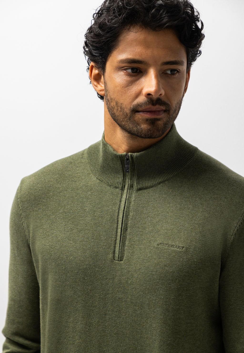 Pull avec demi-zip et broderie
