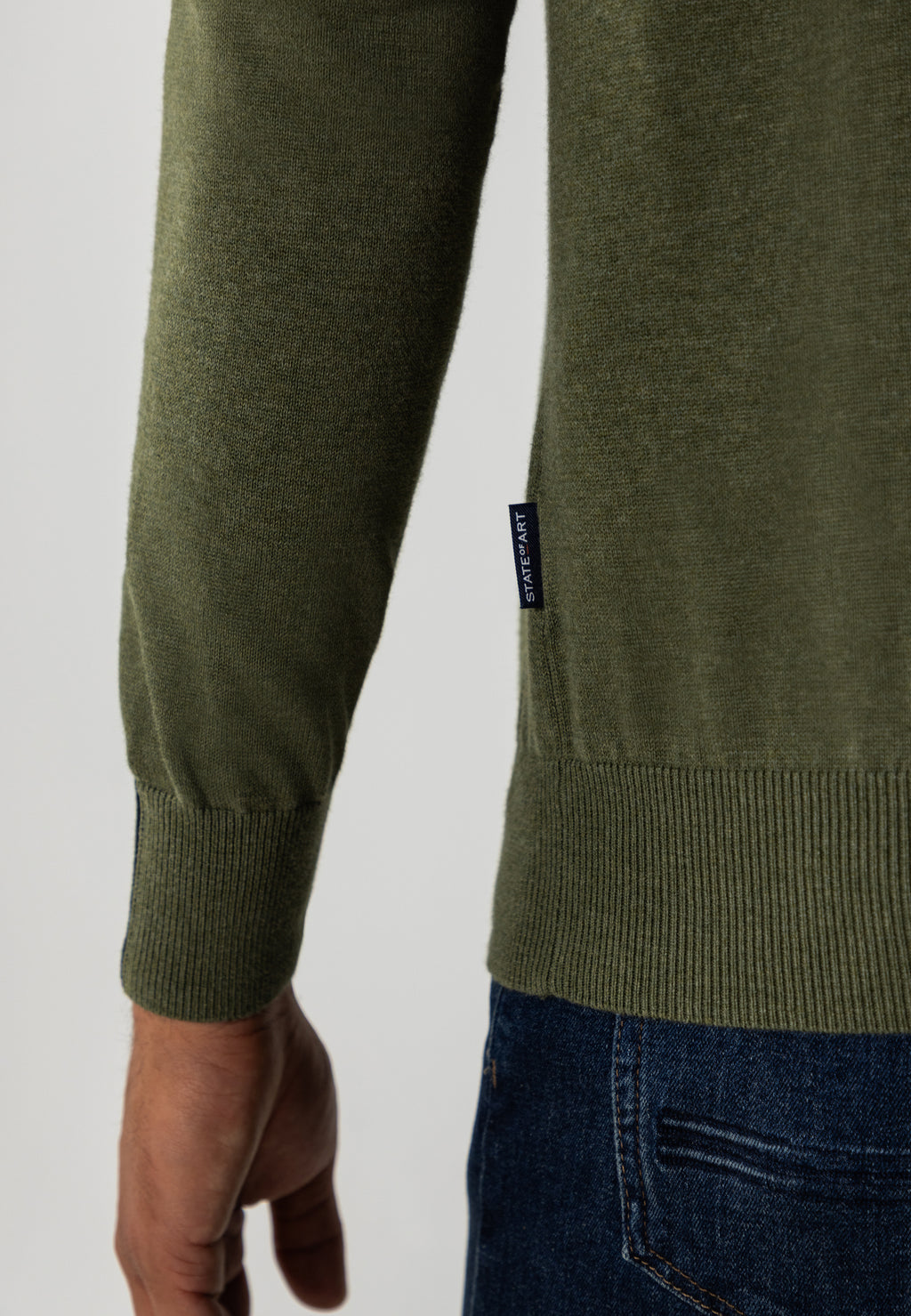 Pull avec demi-zip et broderie