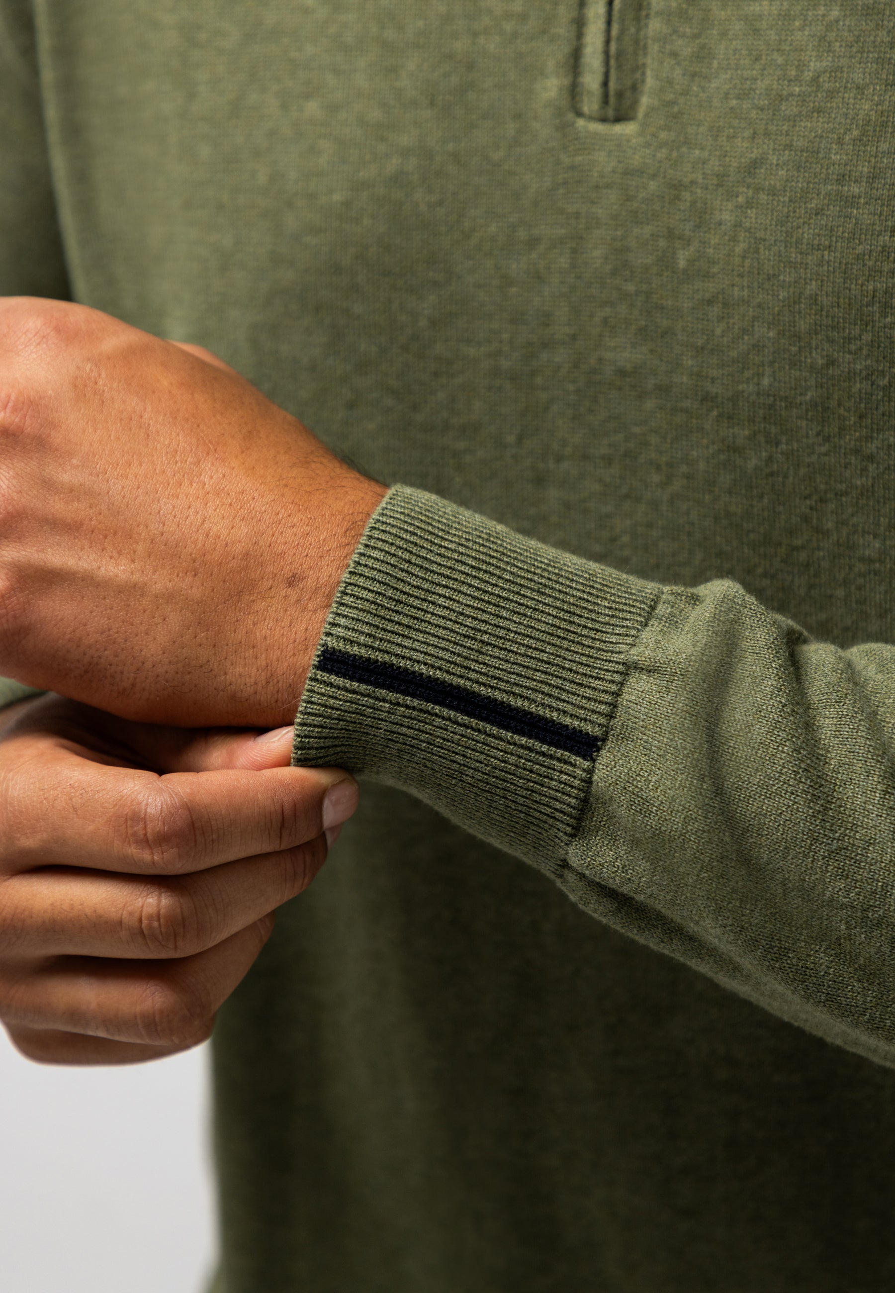 Pull avec demi-zip et broderie