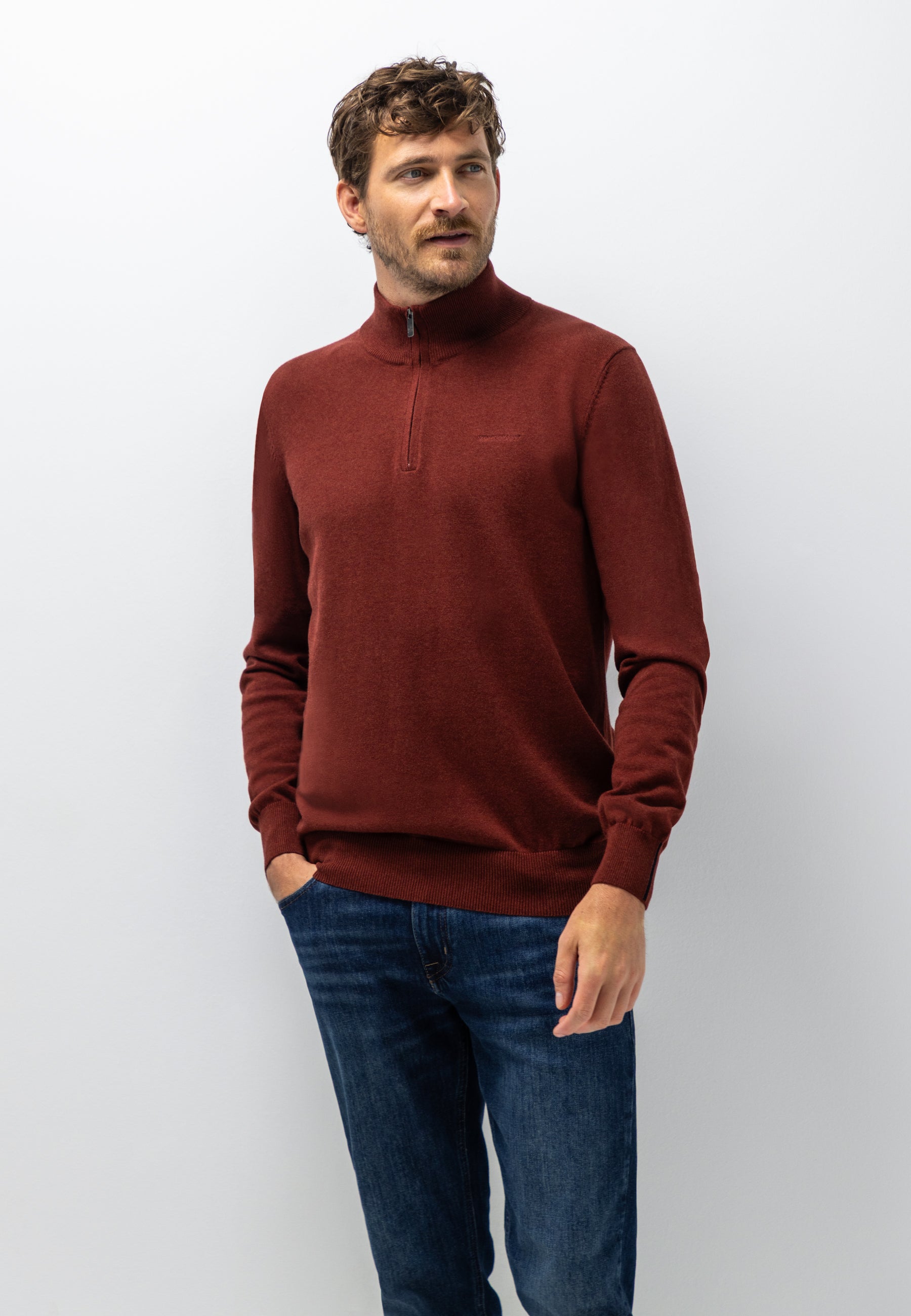 Pull avec demi-zip et broderie