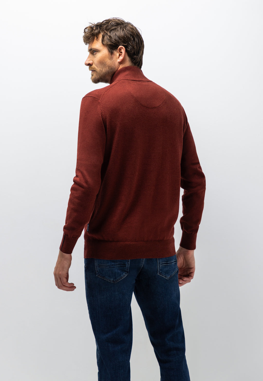 Pull avec demi-zip et broderie