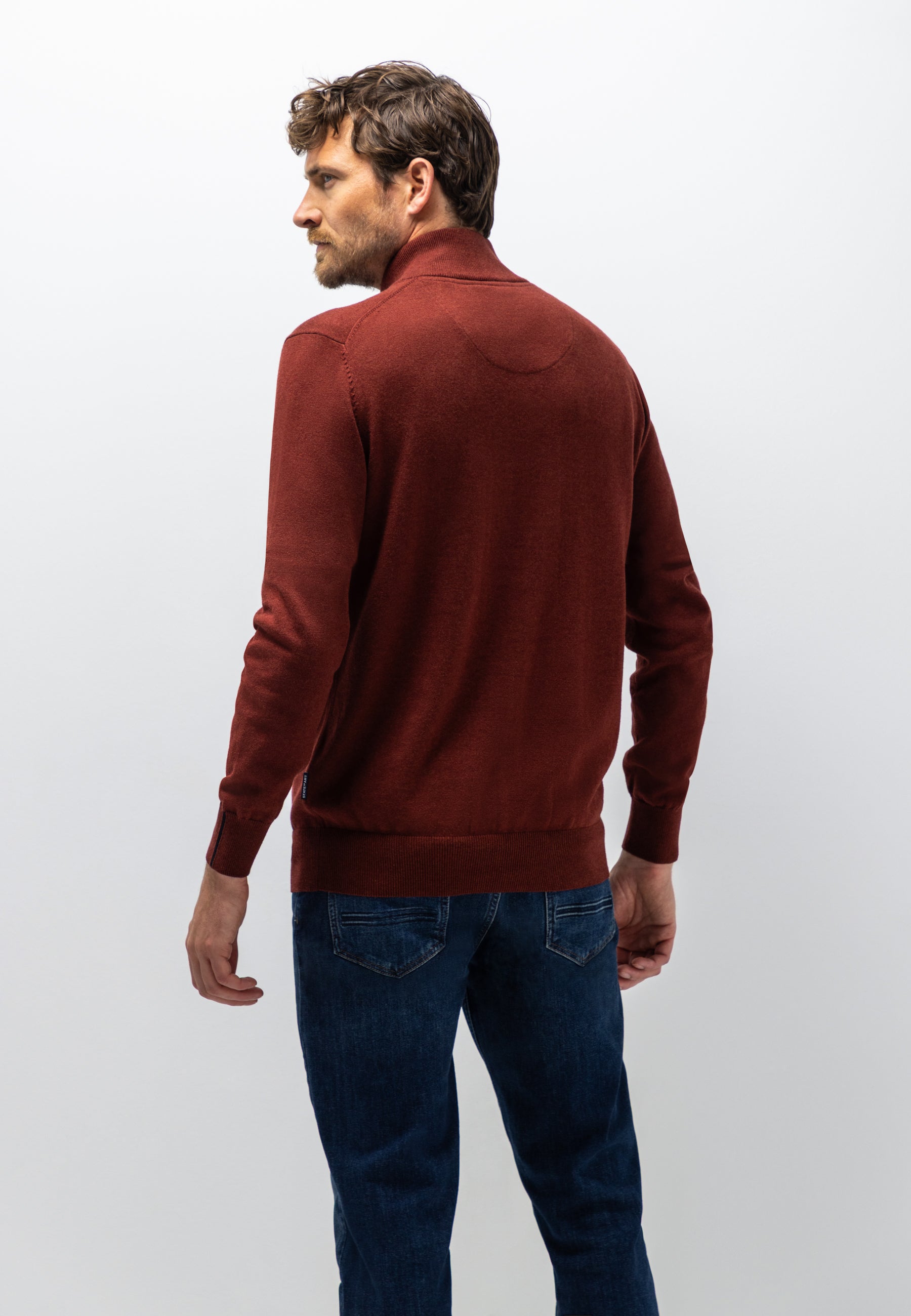 Pull avec demi-zip et broderie