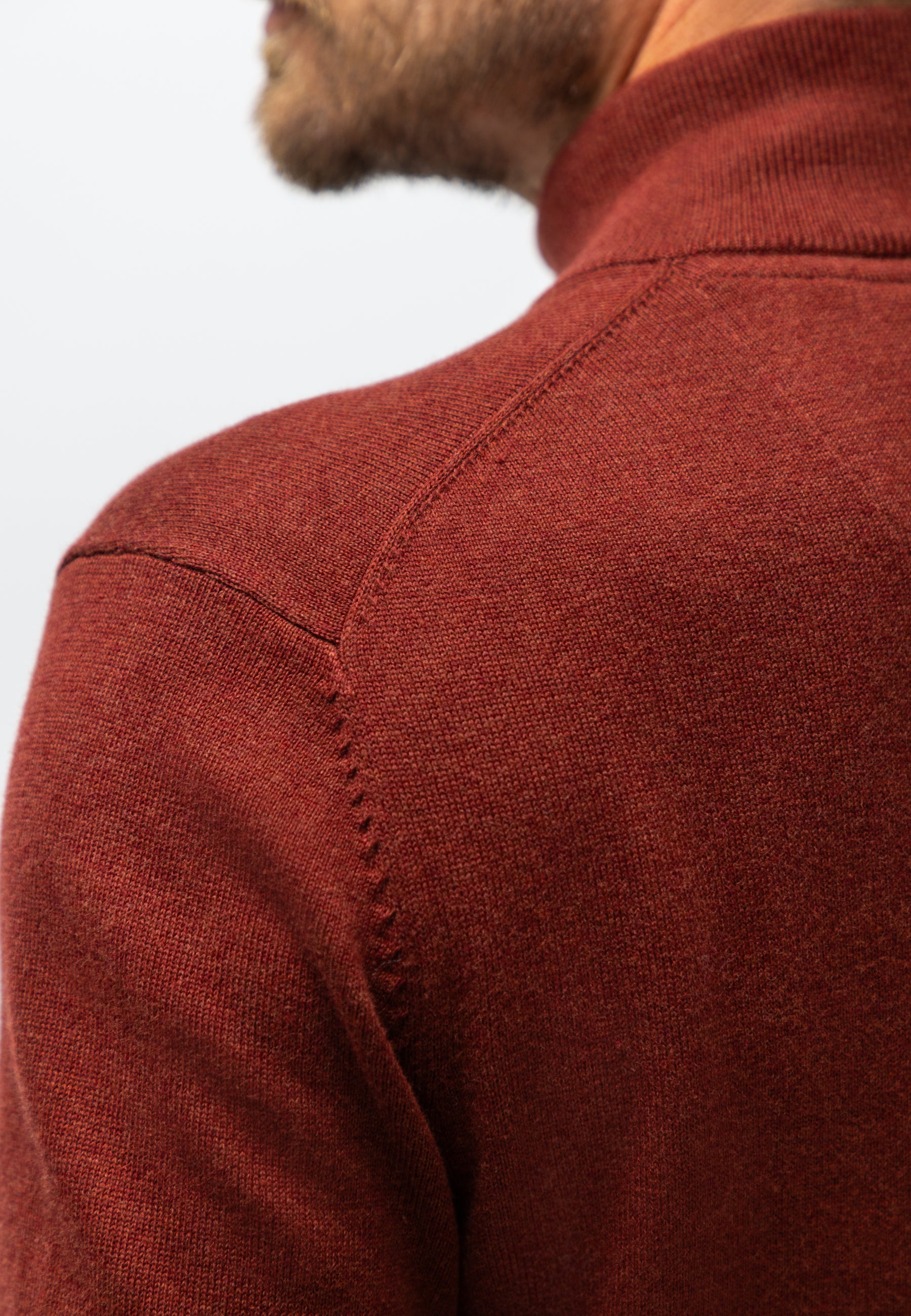Pull avec demi-zip et broderie