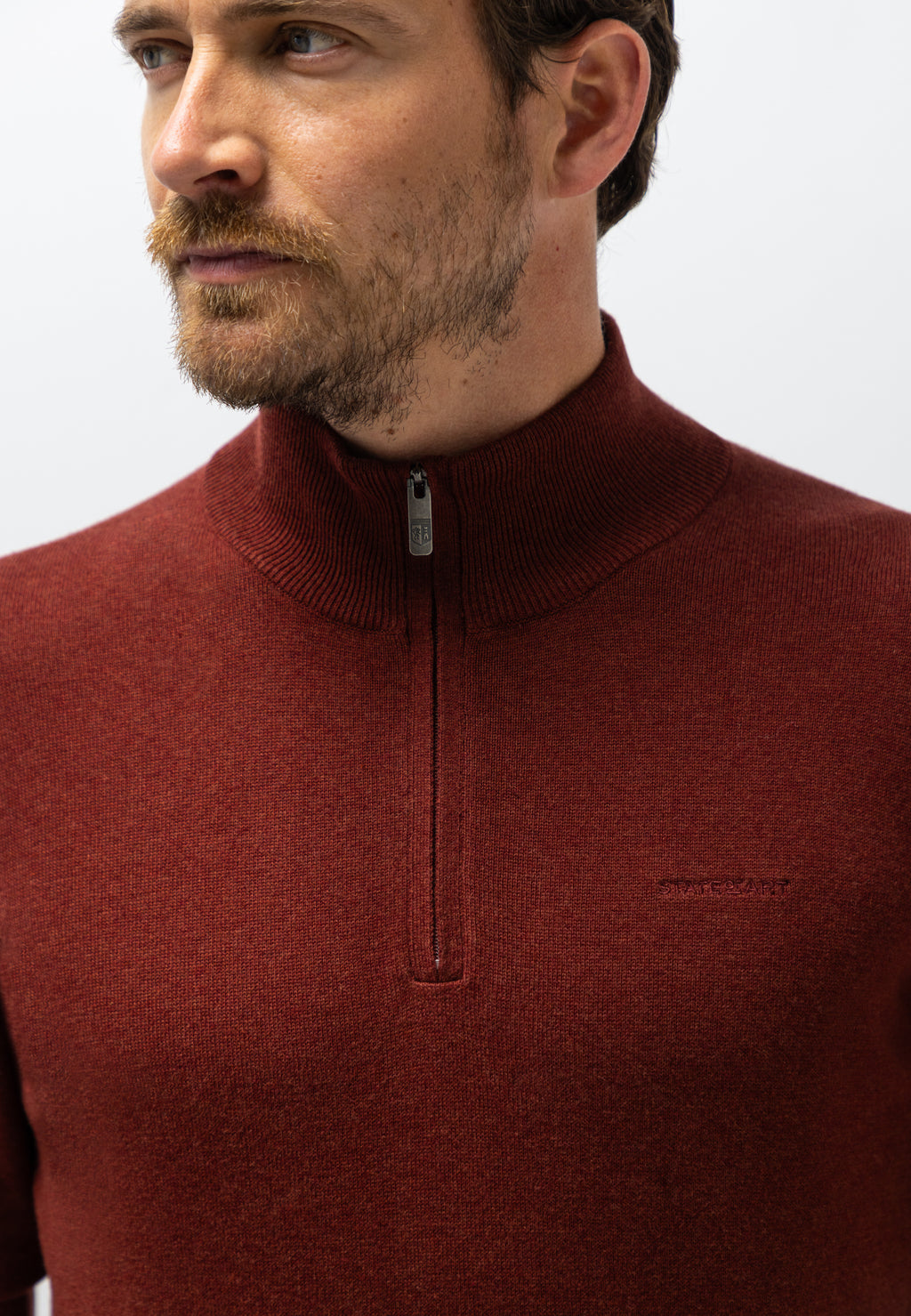 Pull avec demi-zip et broderie