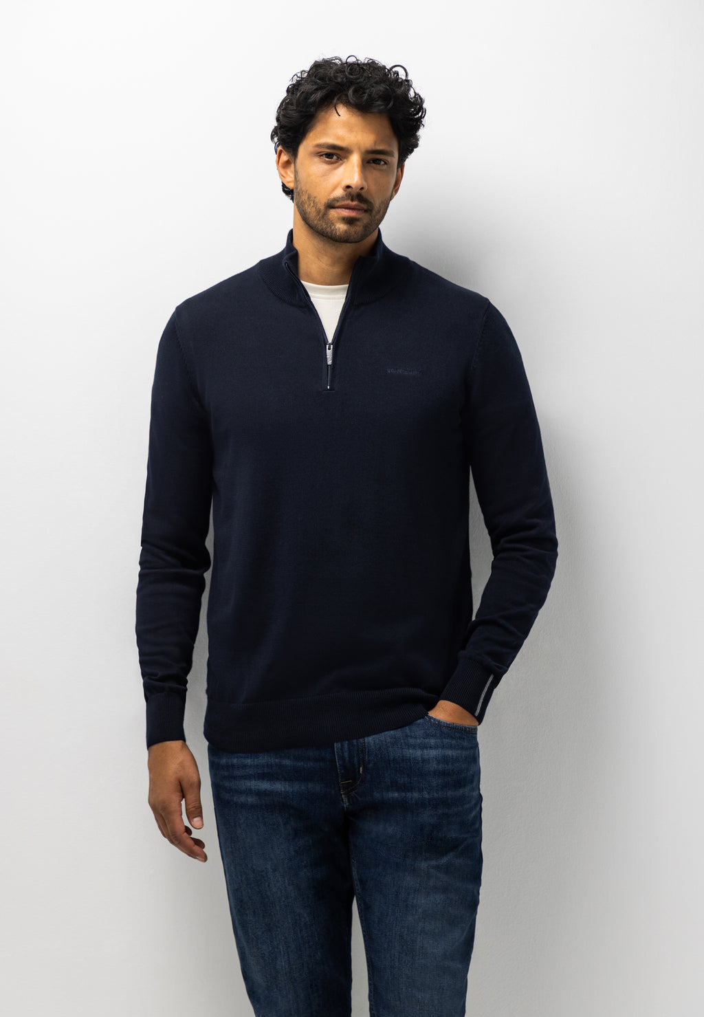 Pull avec demi-zip et broderie