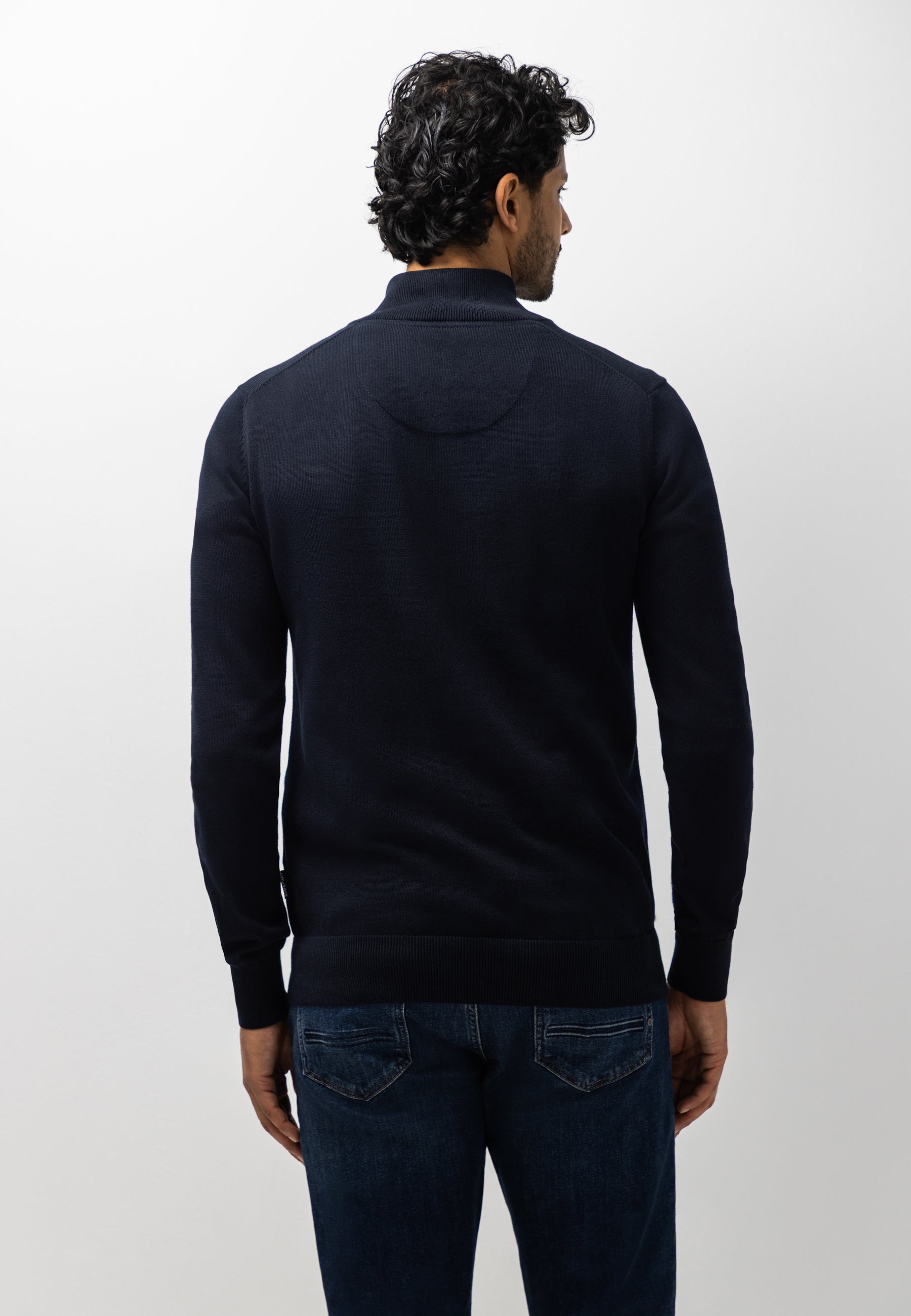 Pull avec demi-zip et broderie