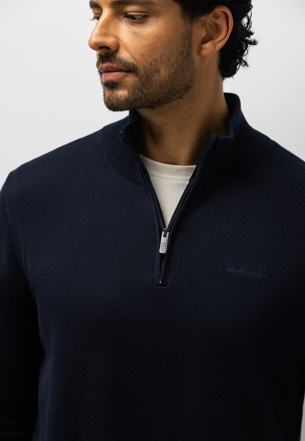Pull avec demi-zip et broderie