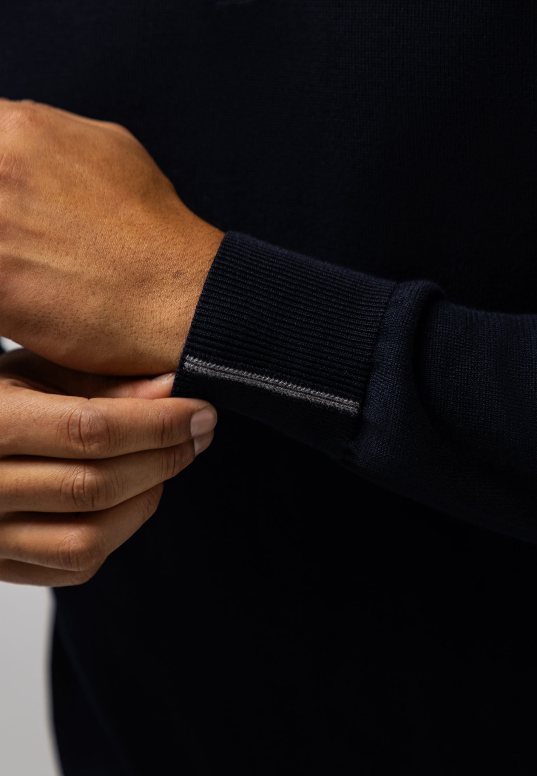 Pull avec demi-zip et broderie