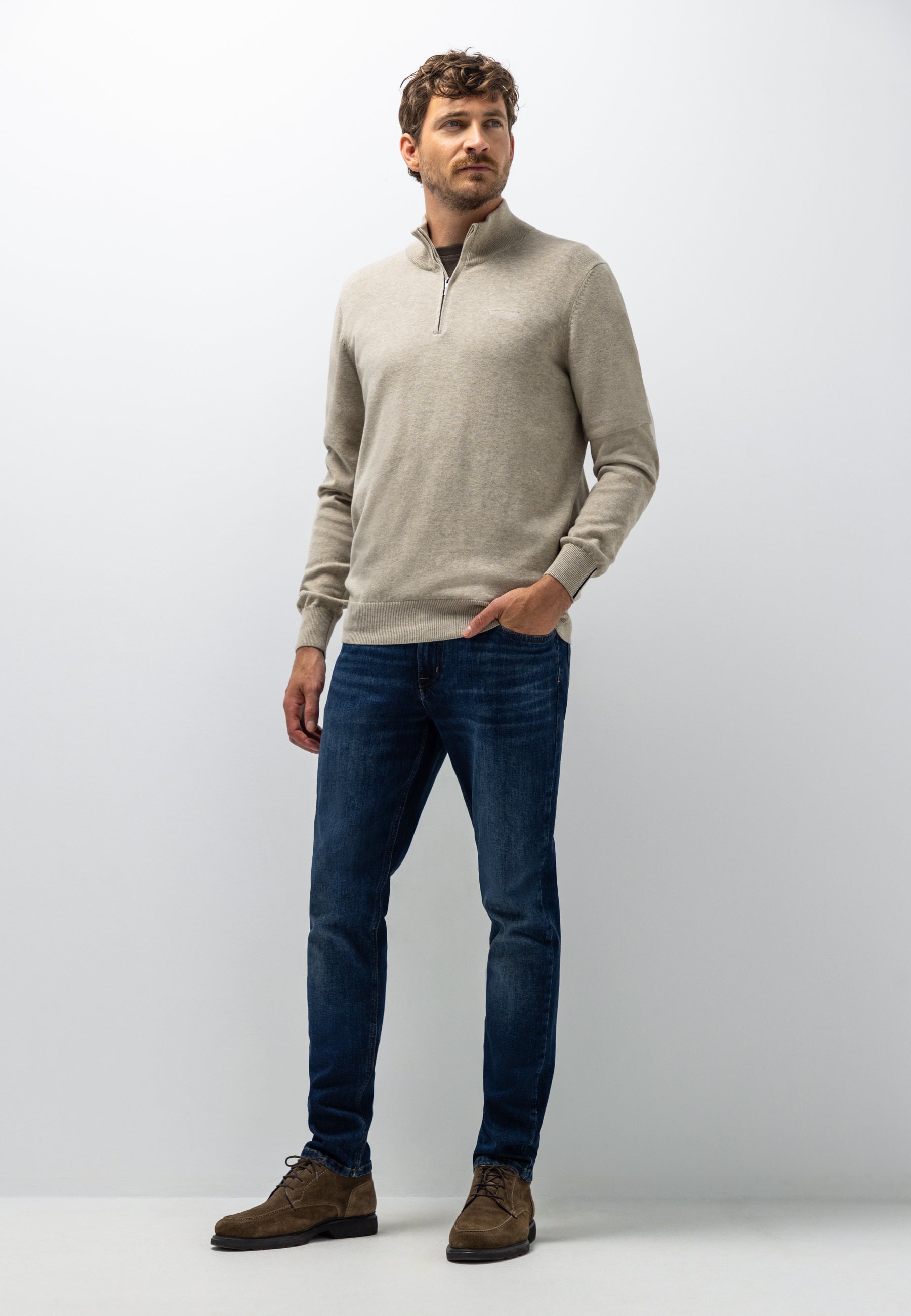 Pull avec demi-zip et broderie