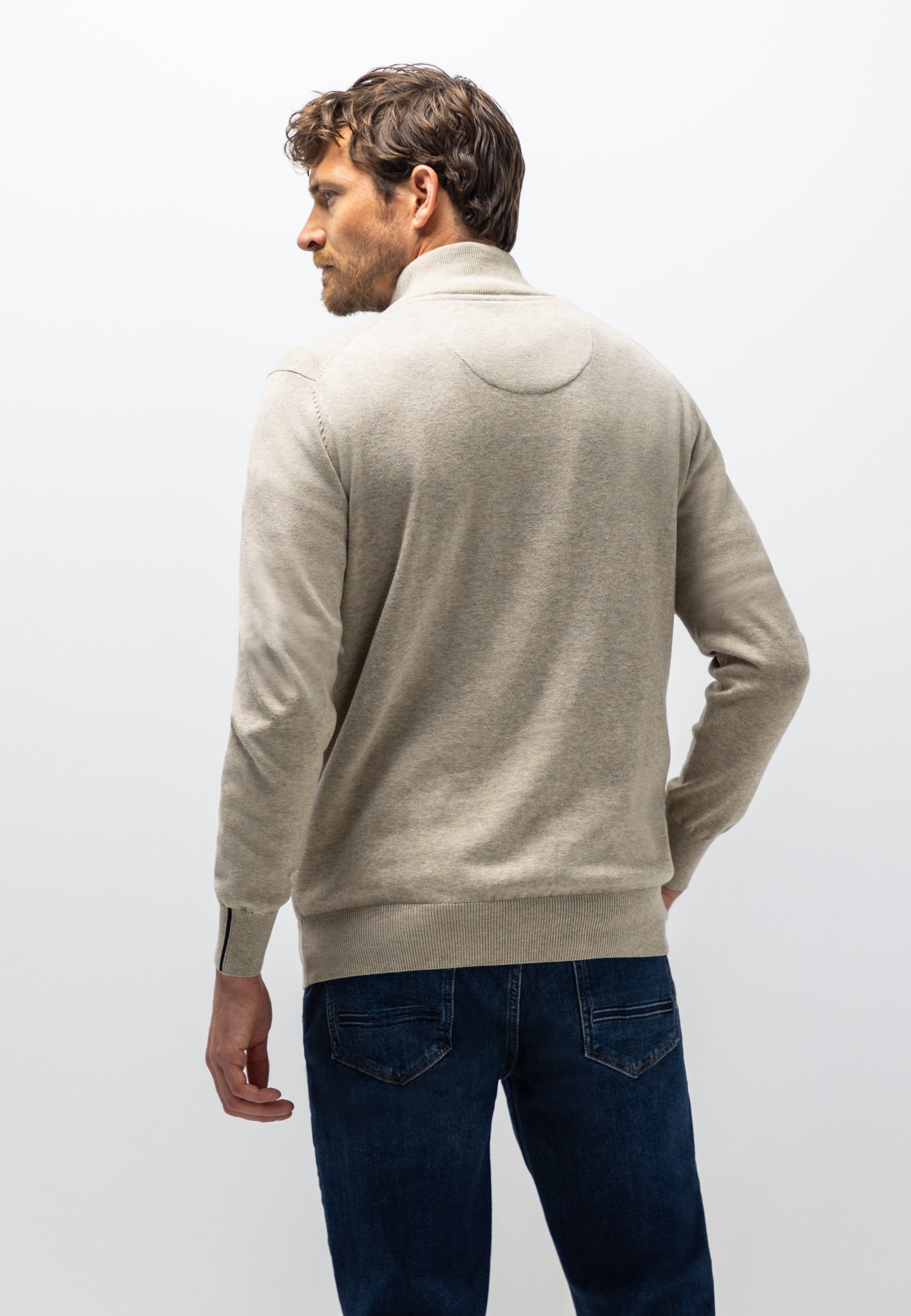 Pull avec demi-zip et broderie