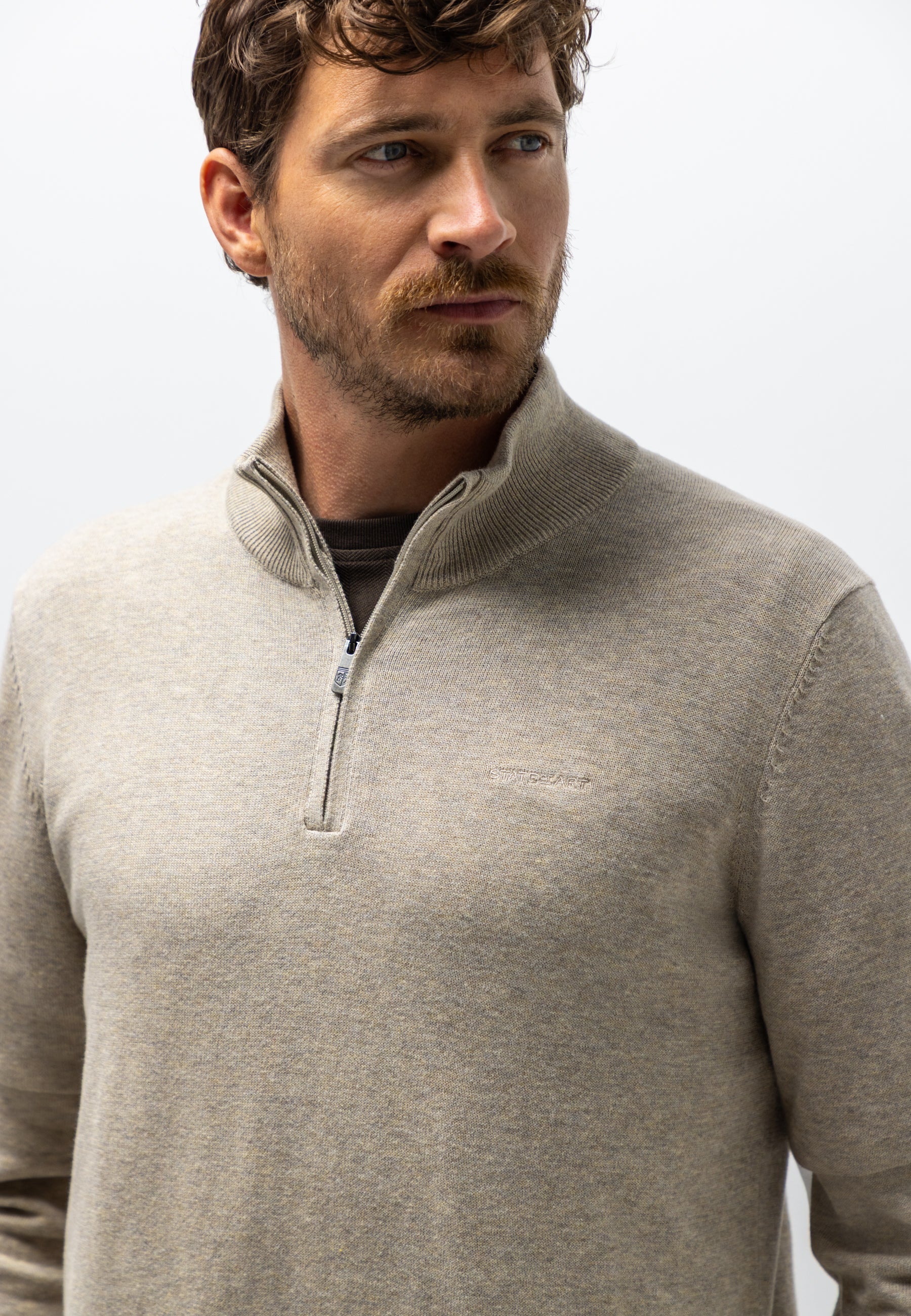 Pull avec demi-zip et broderie