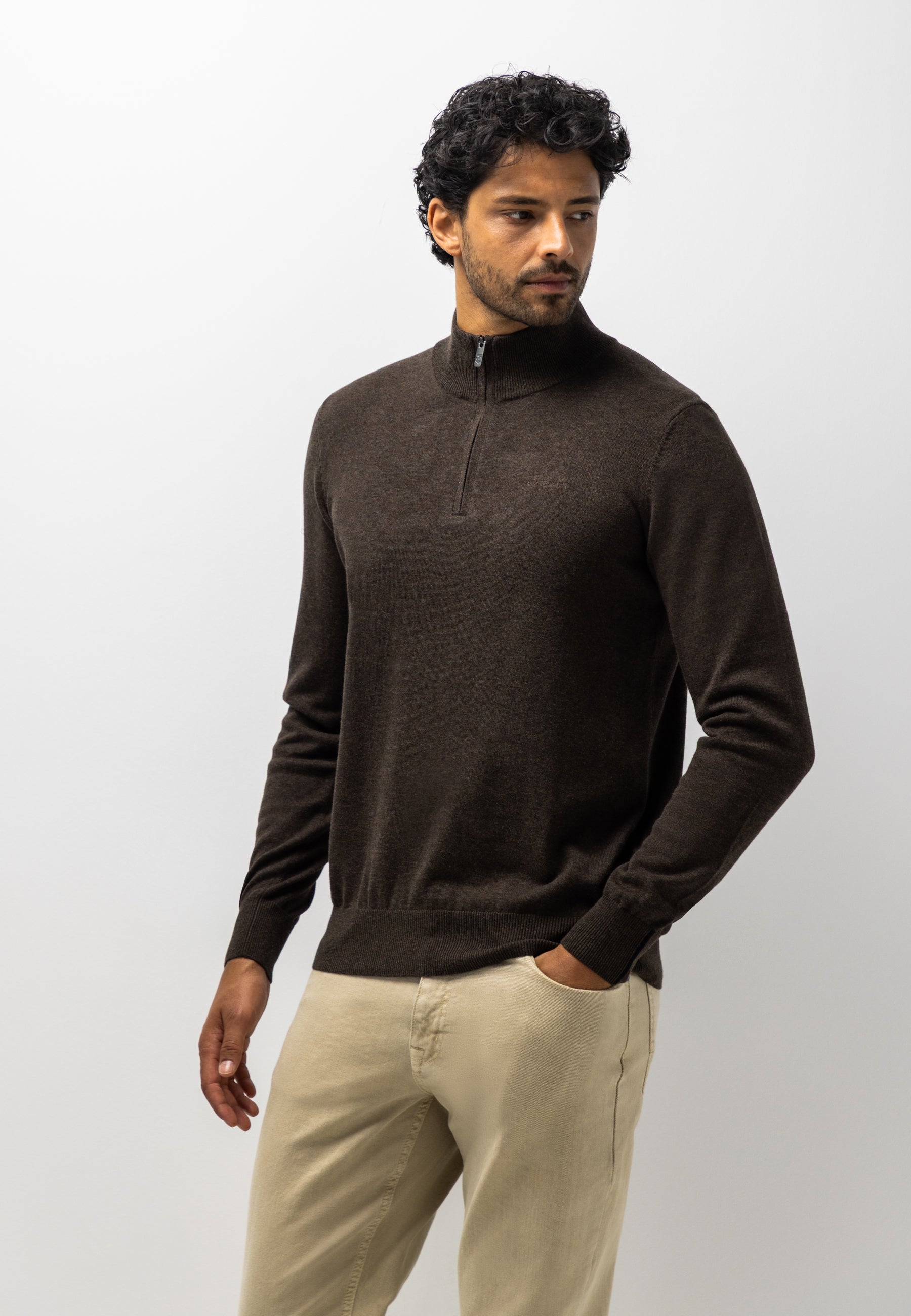 Pull avec demi-zip et broderie