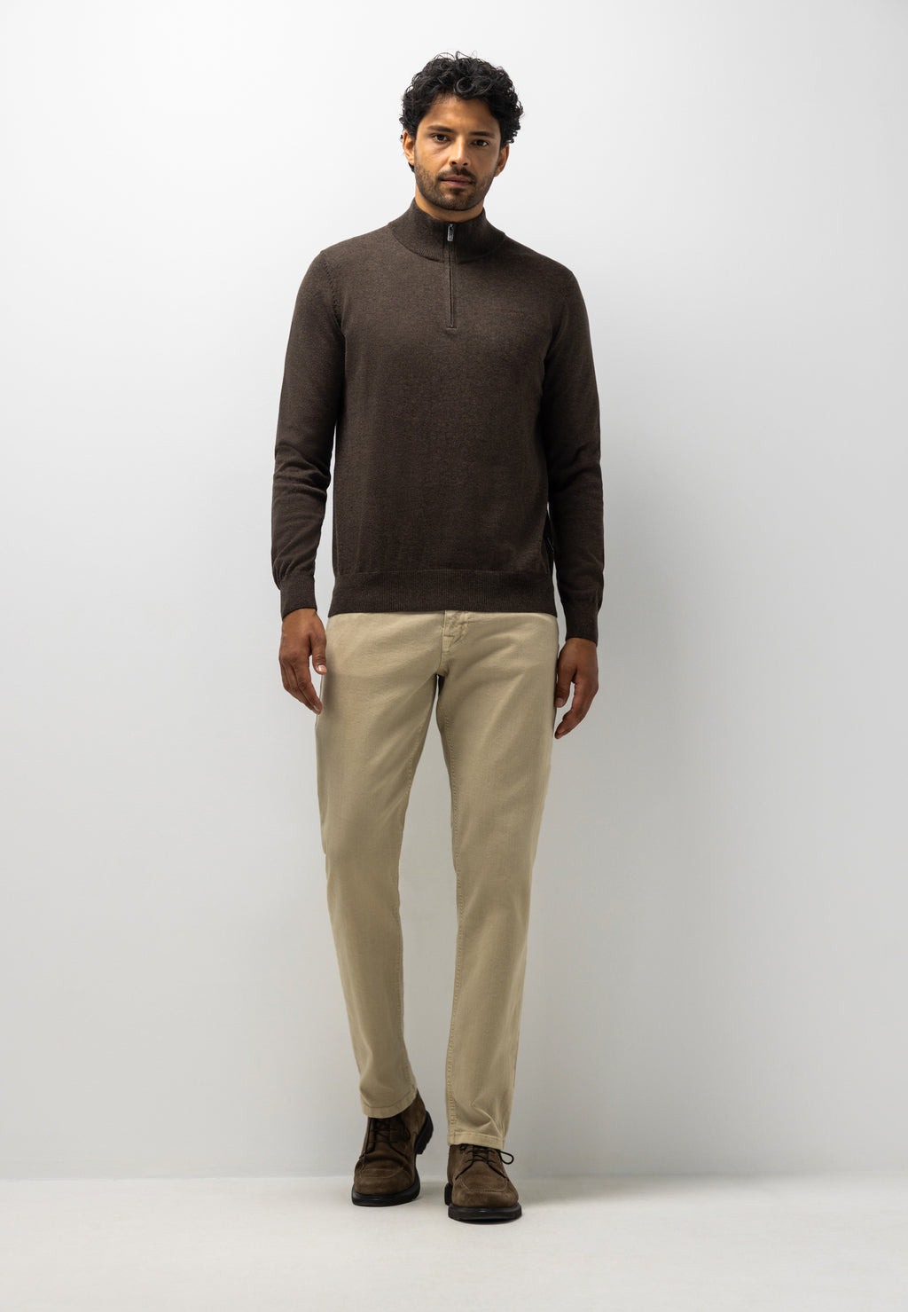 Pull avec demi-zip et broderie