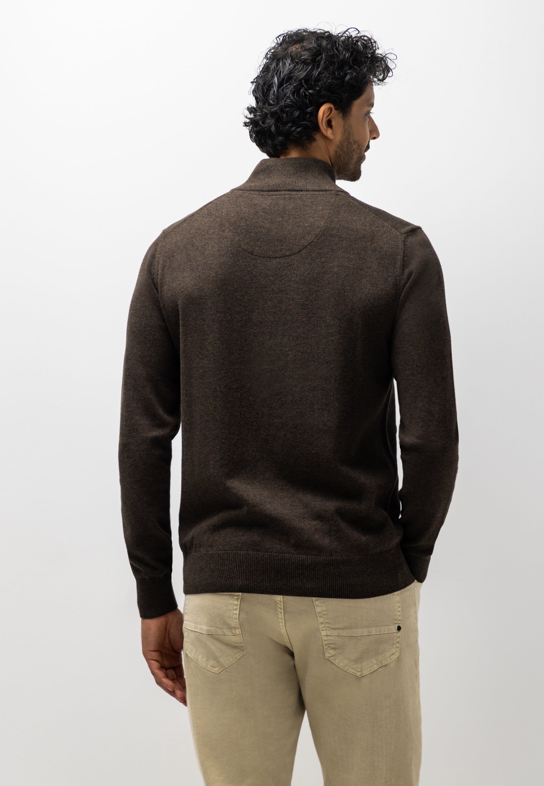 Pull avec demi-zip et broderie