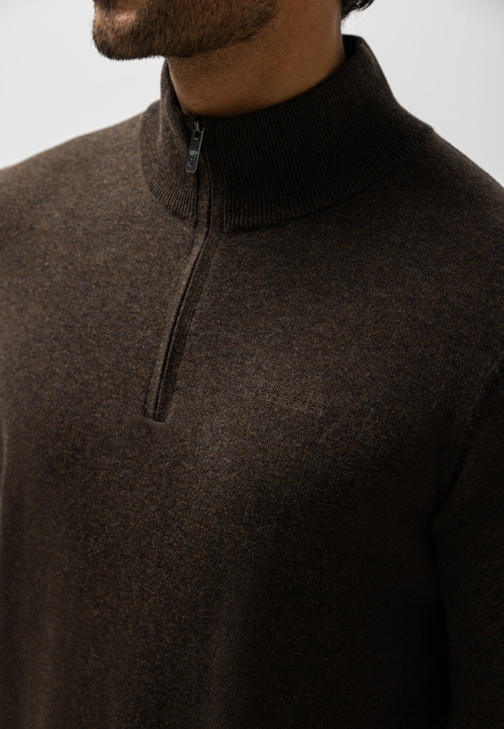 Pull avec demi-zip et broderie