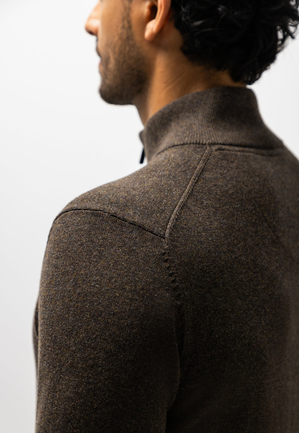 Pull avec demi-zip et broderie