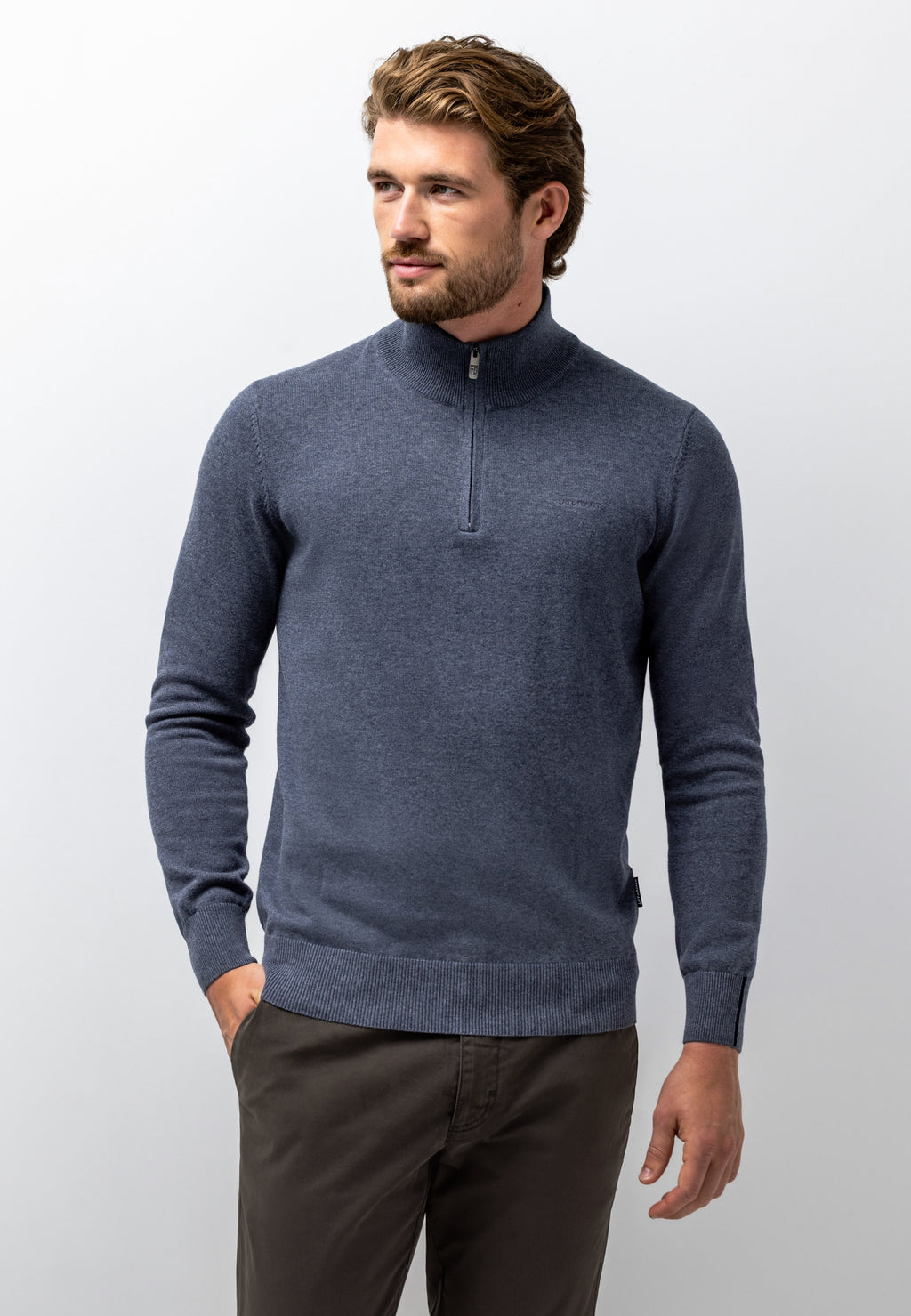 Pull avec demi-zip et broderie