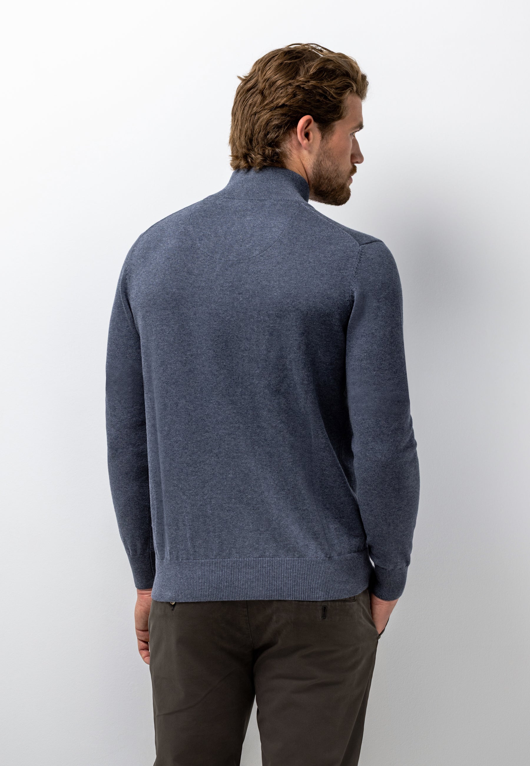 Pull avec demi-zip et broderie