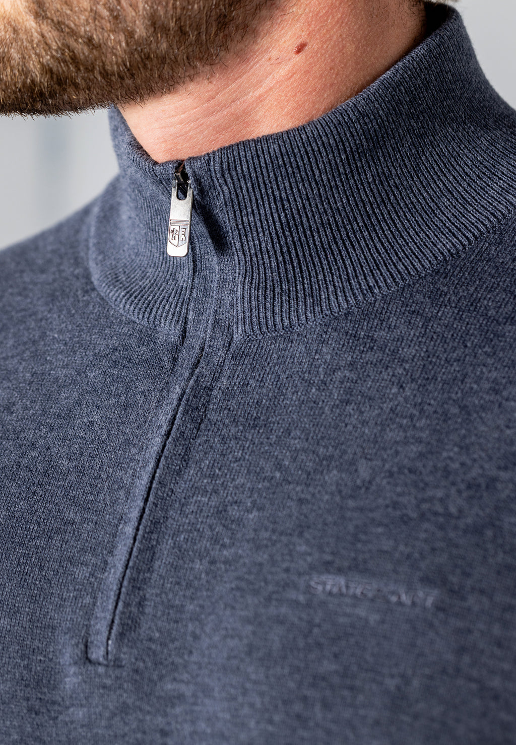 Pull avec demi-zip et broderie
