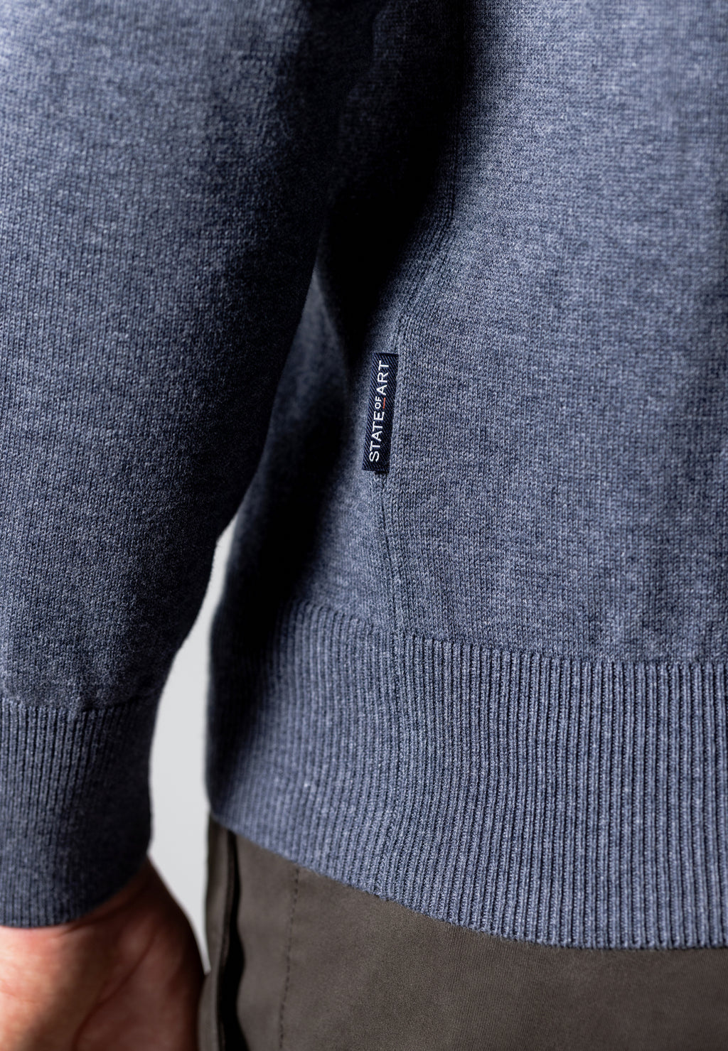 Pull avec demi-zip et broderie