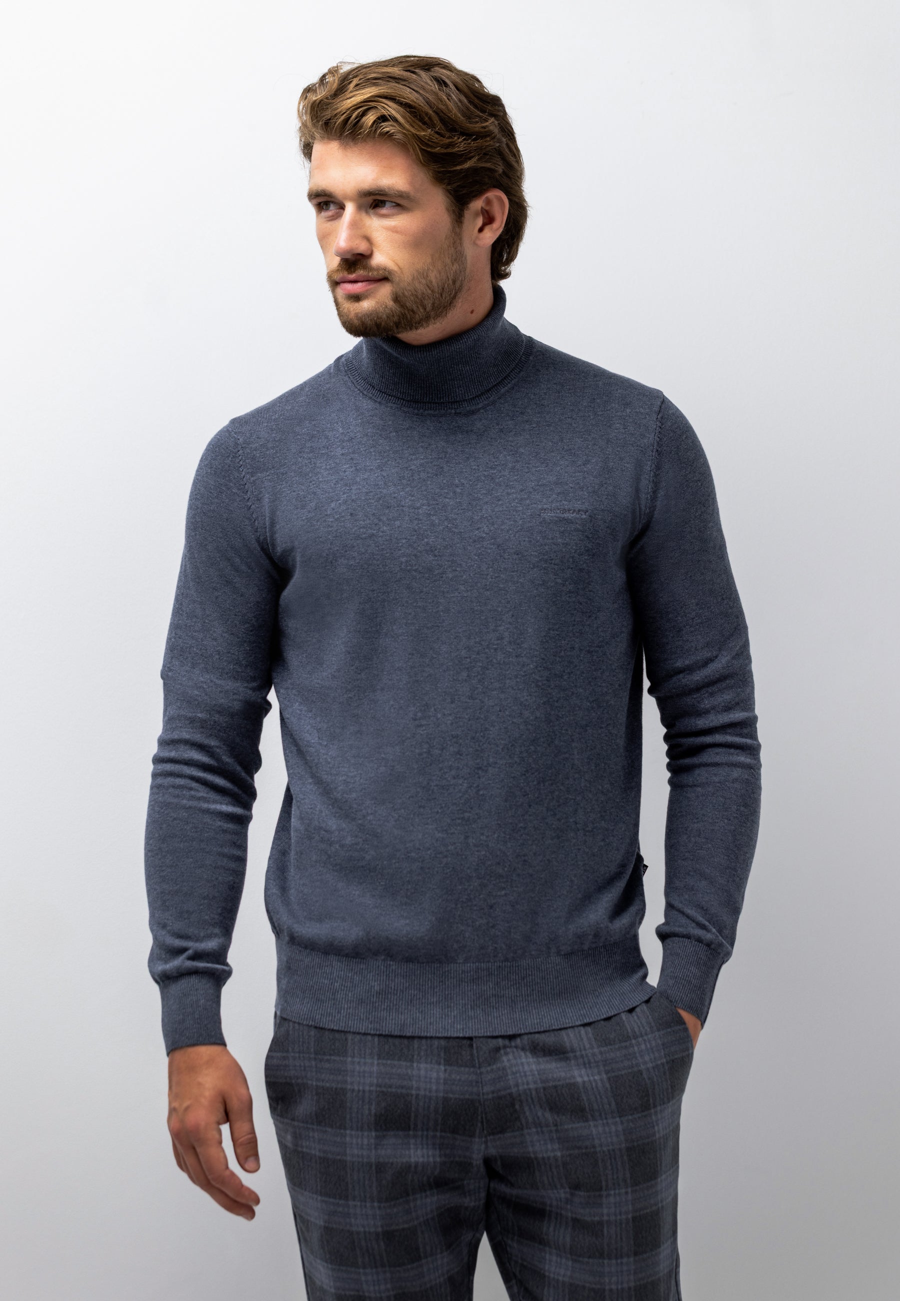 Fine-knit cotton turtleneck jumper