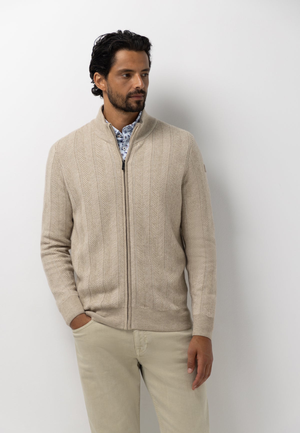 Strickjacke aus Lammwollmischung