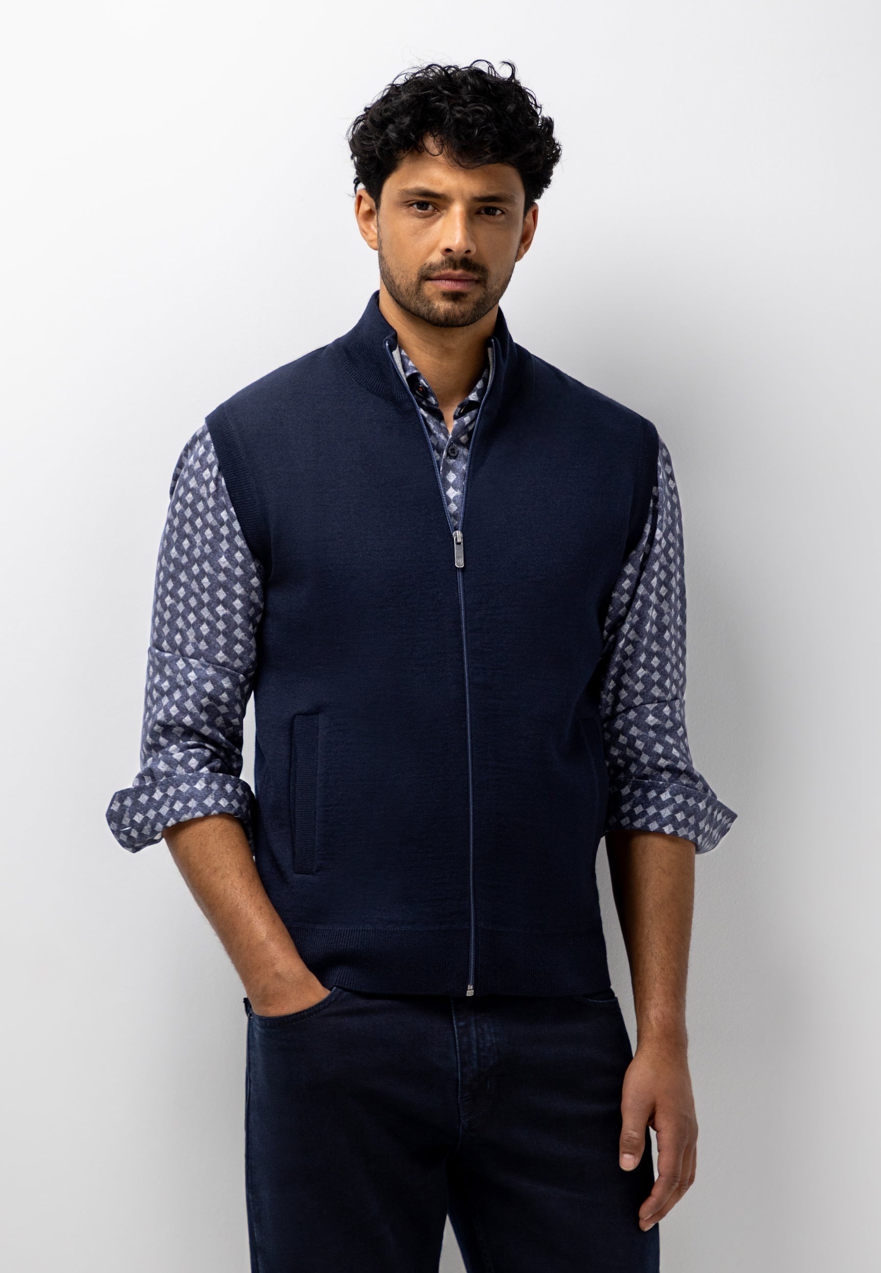 Knitted gilet with side pockets