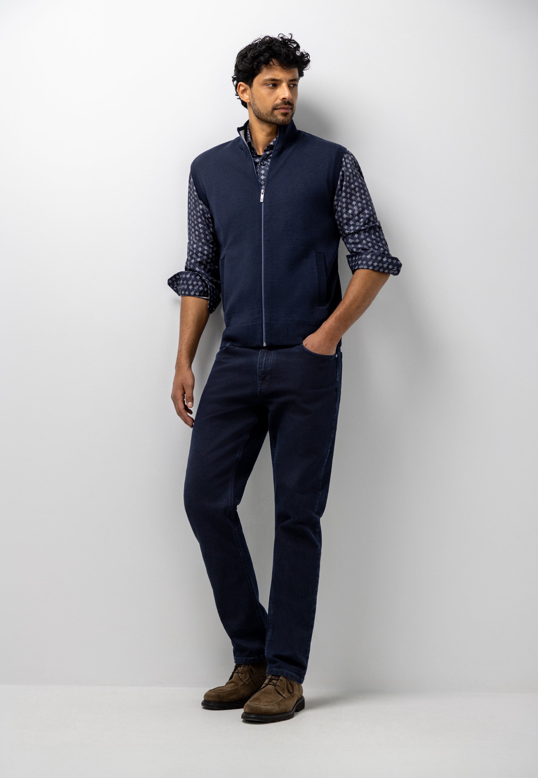 Knitted gilet with side pockets