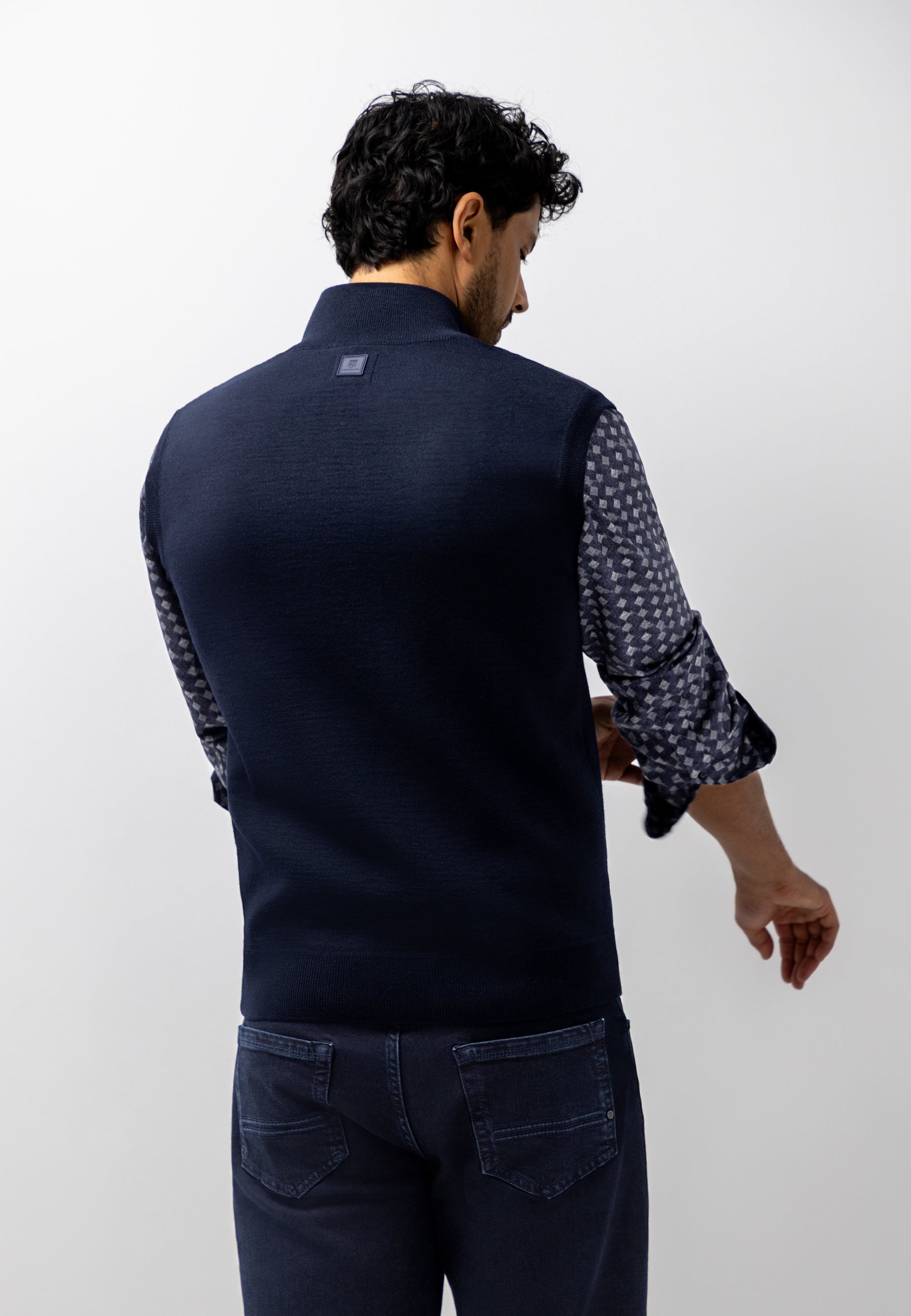 Knitted gilet with side pockets
