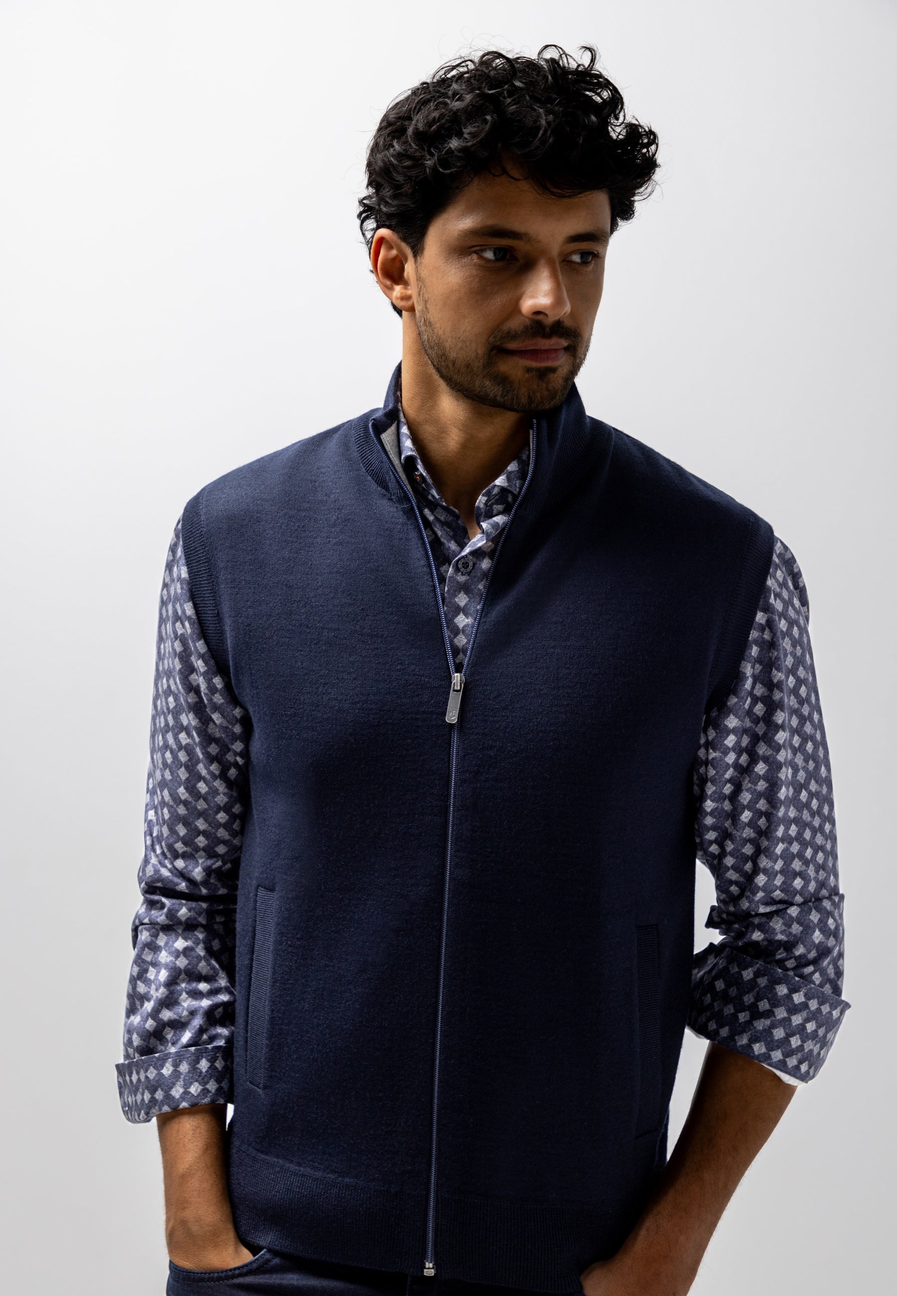 Knitted gilet with side pockets