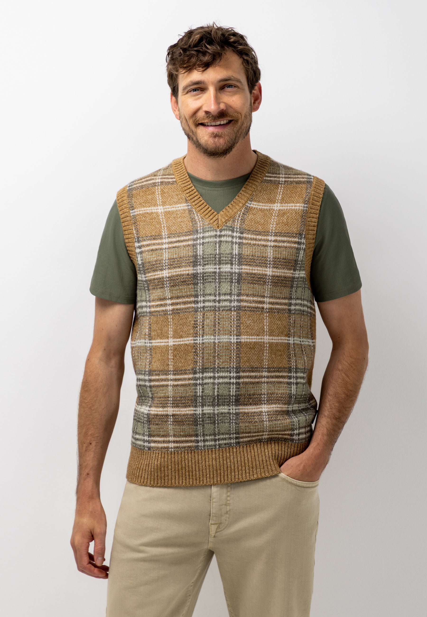 Sleeveless jumper with jacquard pattern