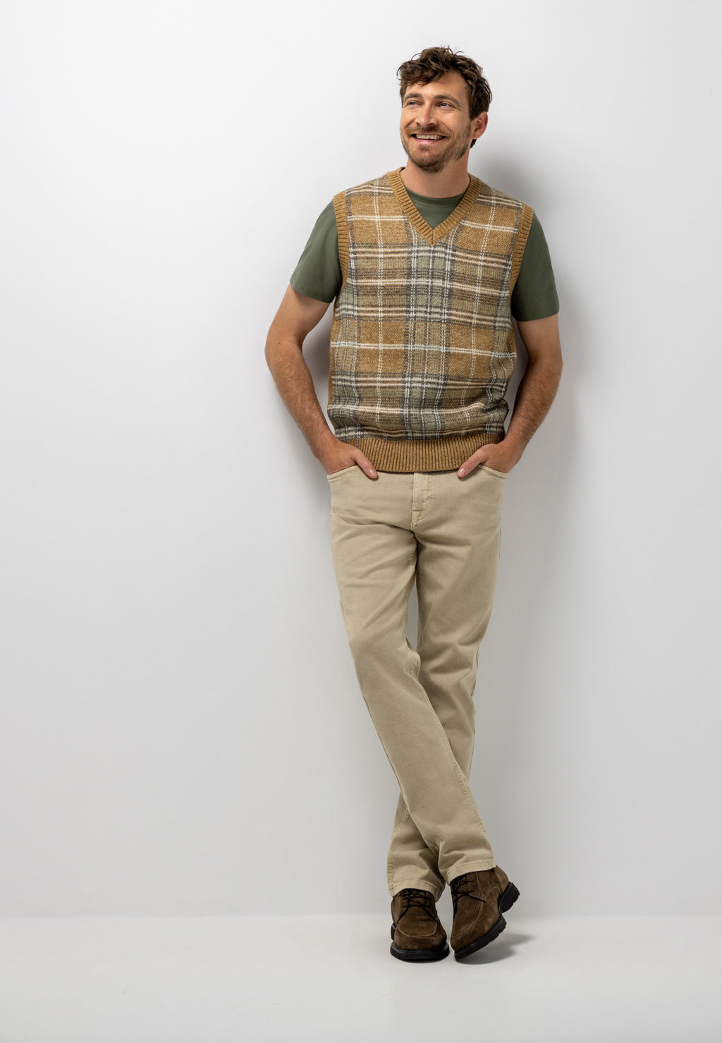 Sleeveless jumper with jacquard pattern