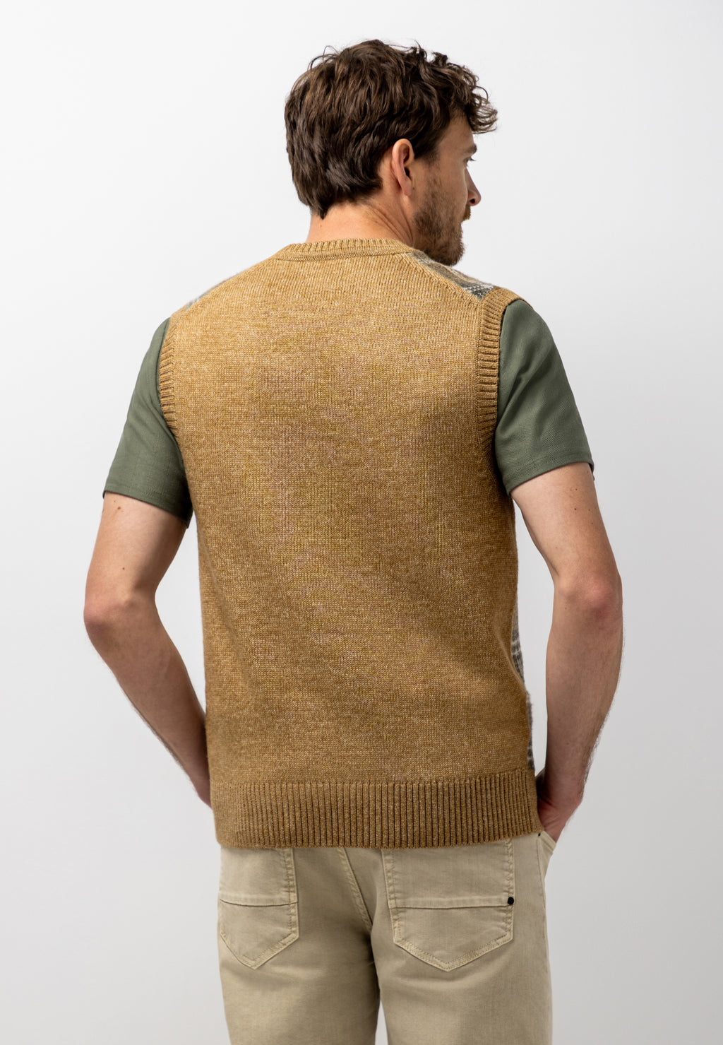 Sleeveless jumper with jacquard pattern