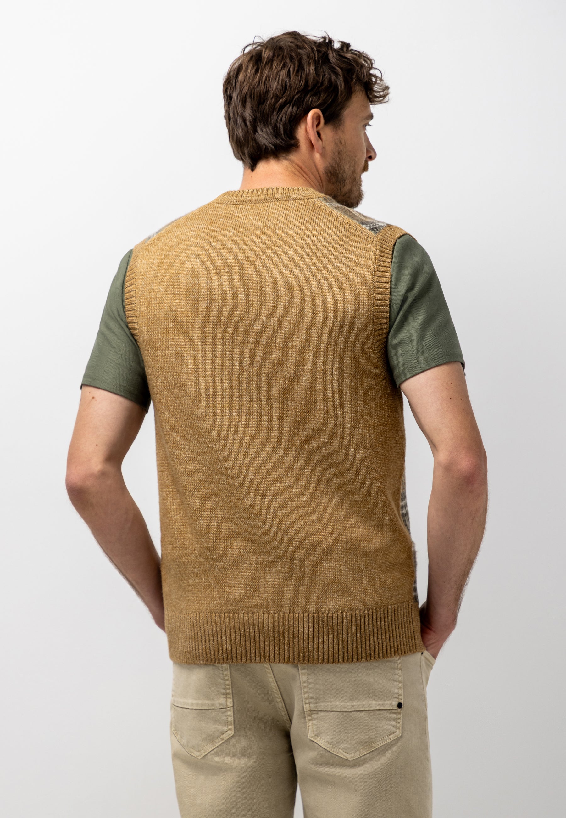 Sleeveless jumper with jacquard pattern