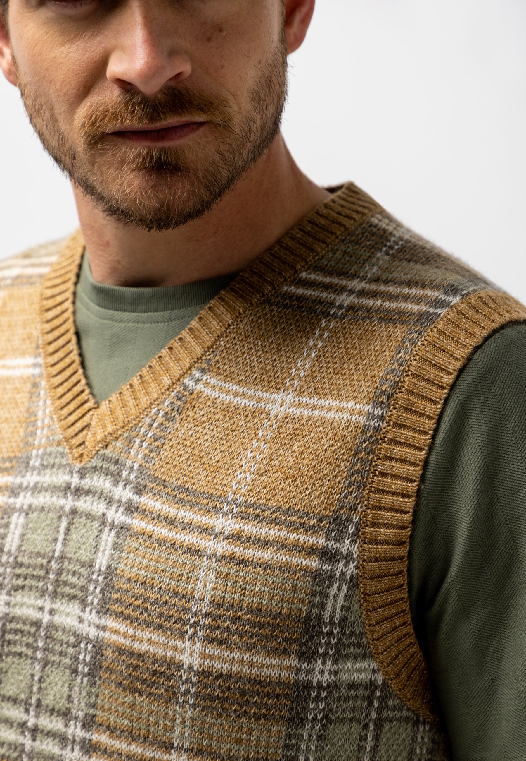 Sleeveless jumper with jacquard pattern
