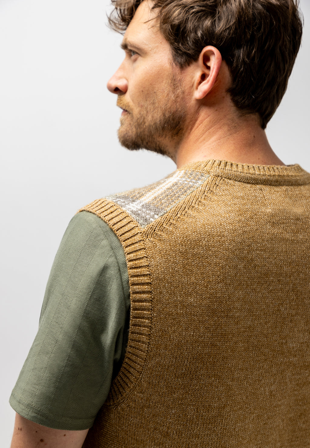 Sleeveless jumper with jacquard pattern