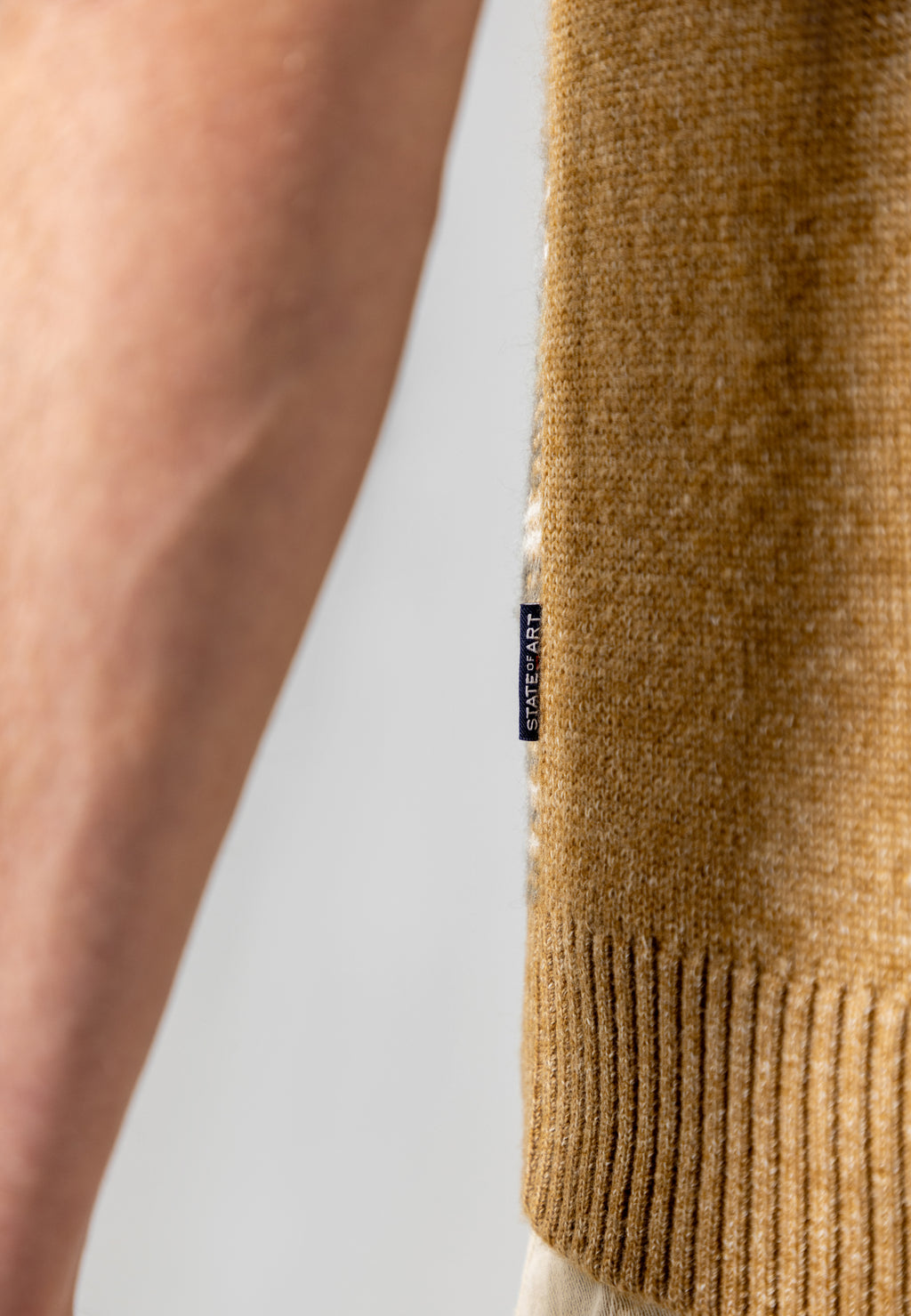 Sleeveless jumper with jacquard pattern