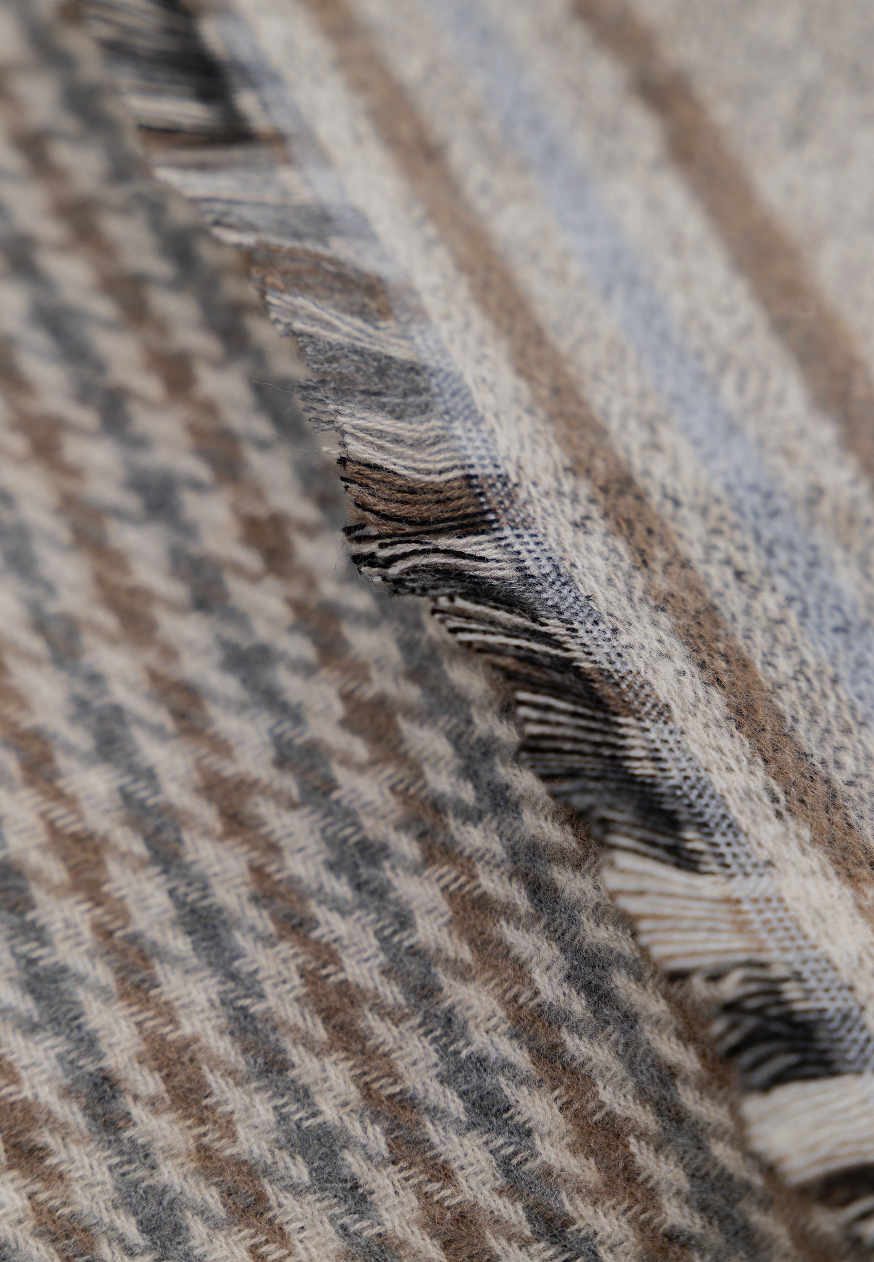 Woven scarf with fringes