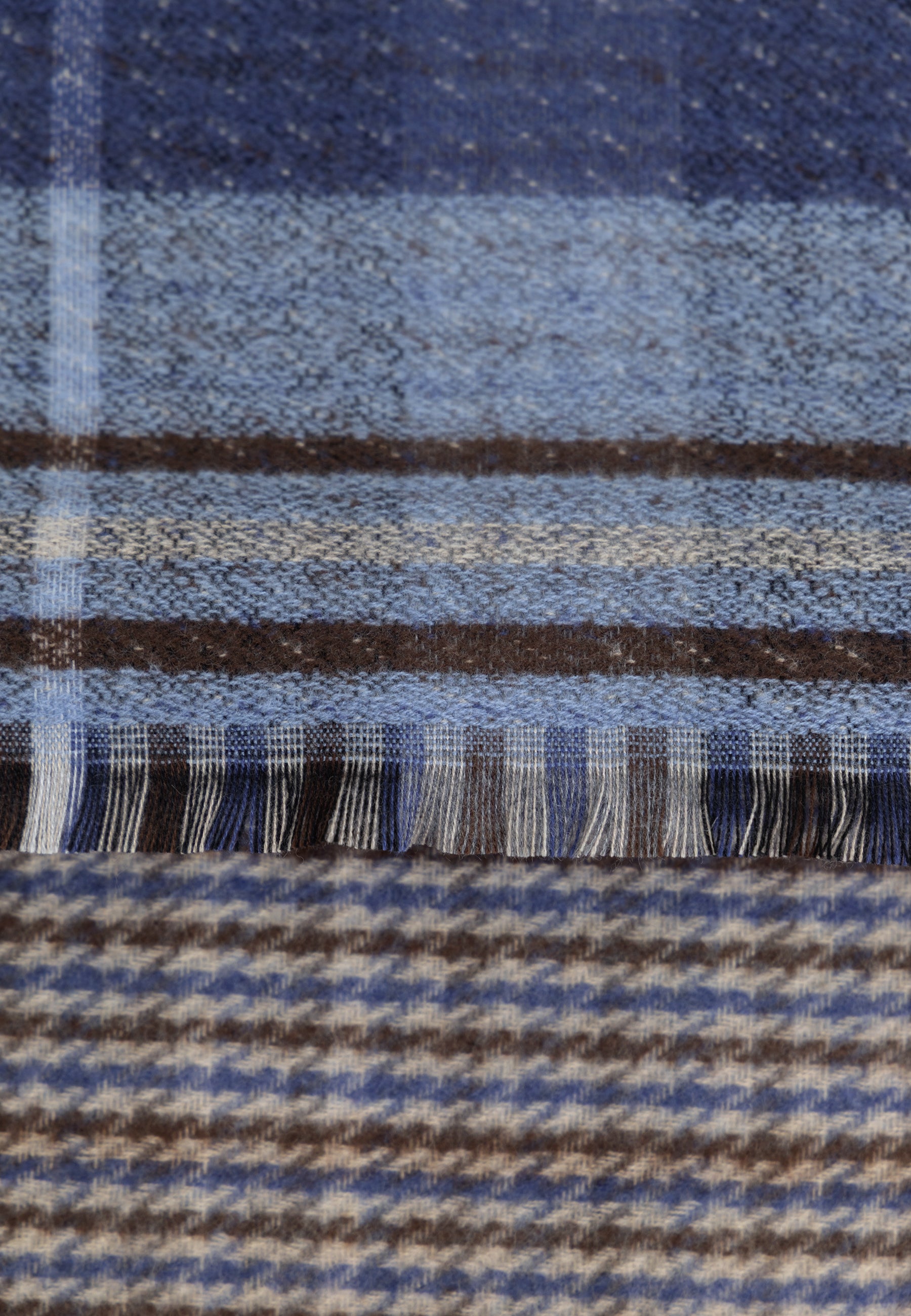 Woven scarf with fringes