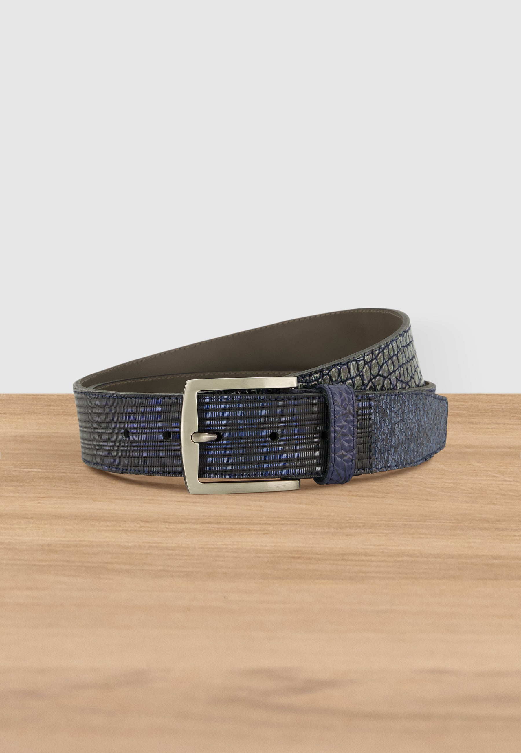 Belt in textured leather