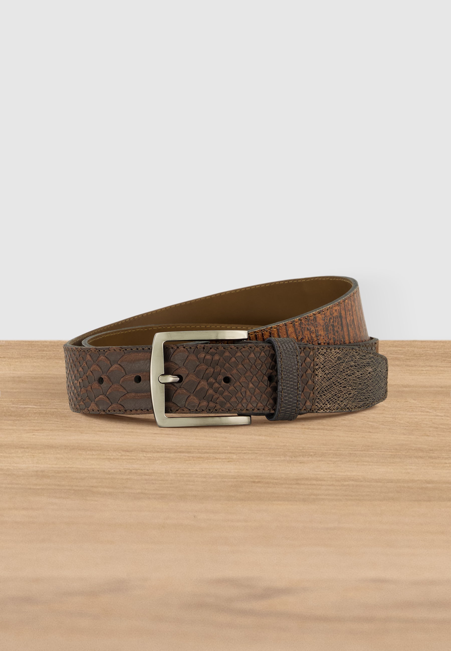 Belt in textured leather